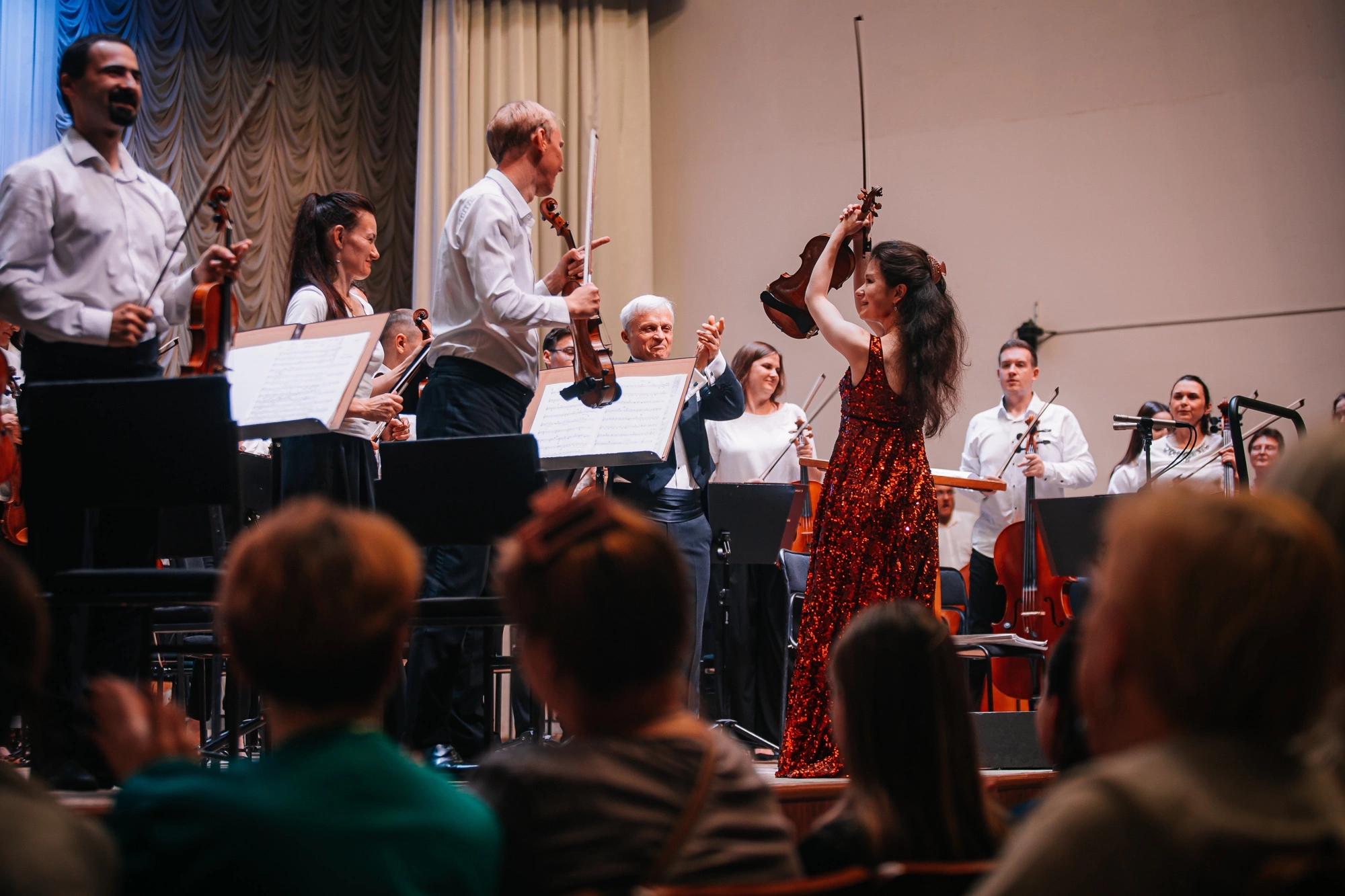 На сцене. Скрипачка Анна Савкина