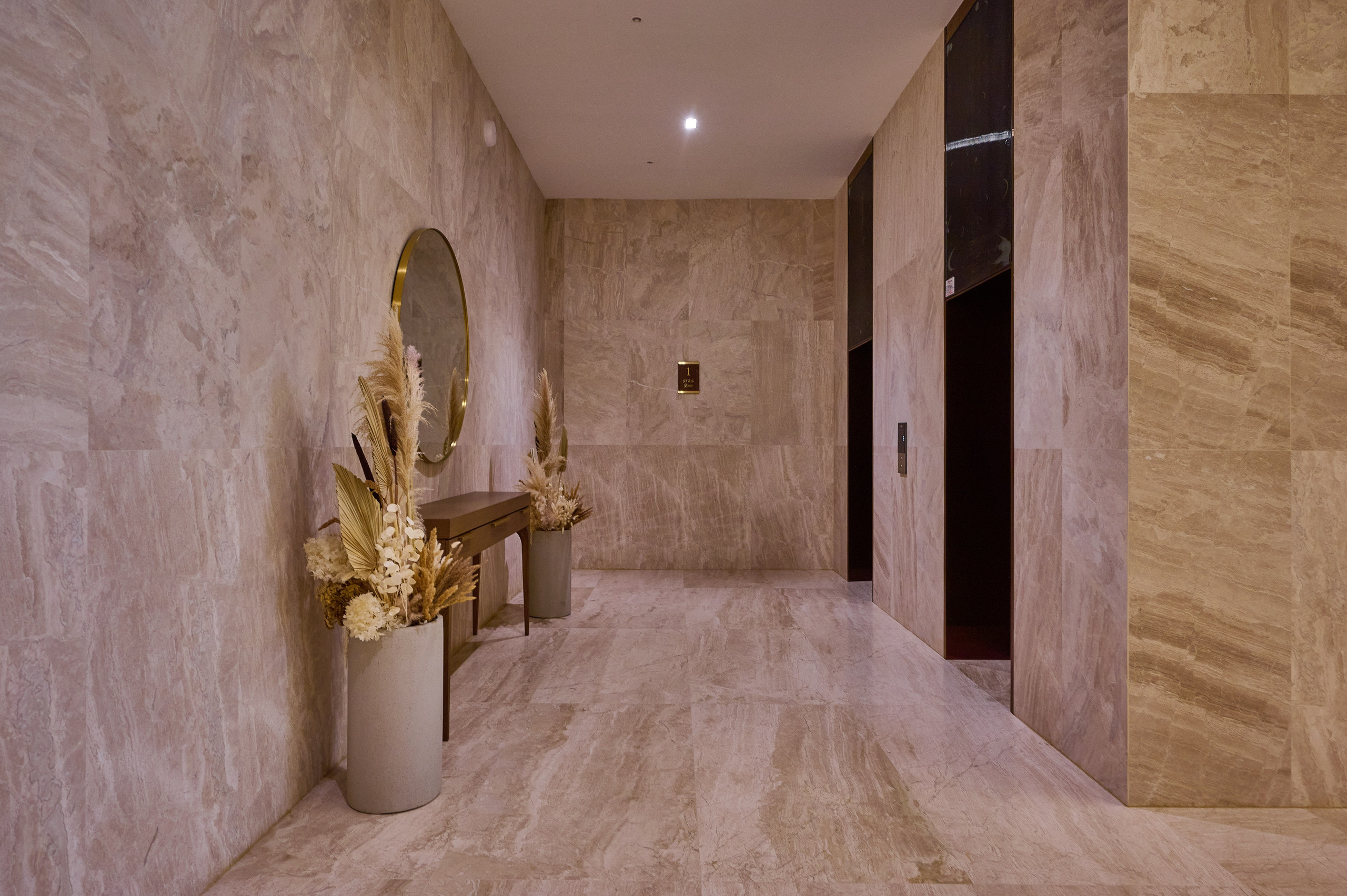 светлые плиты столик с круглым зеркалом 