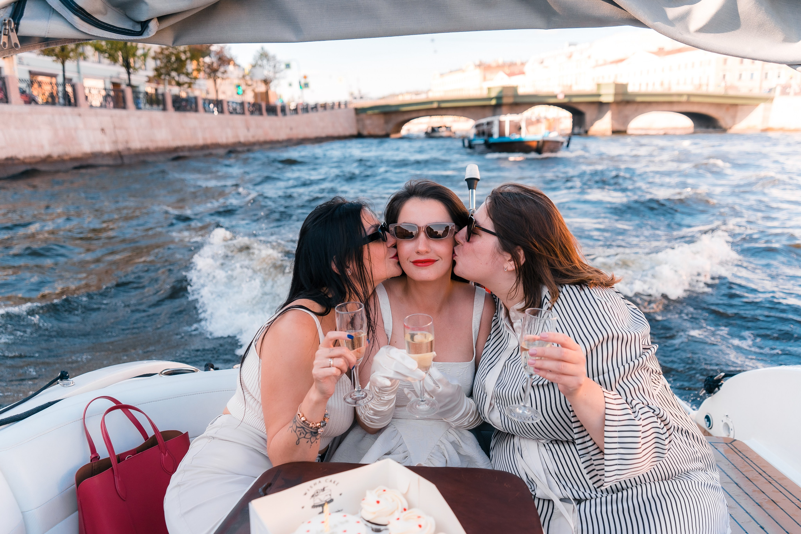 Фотосъемка девичника, встреча девушек, веселые женские портреты