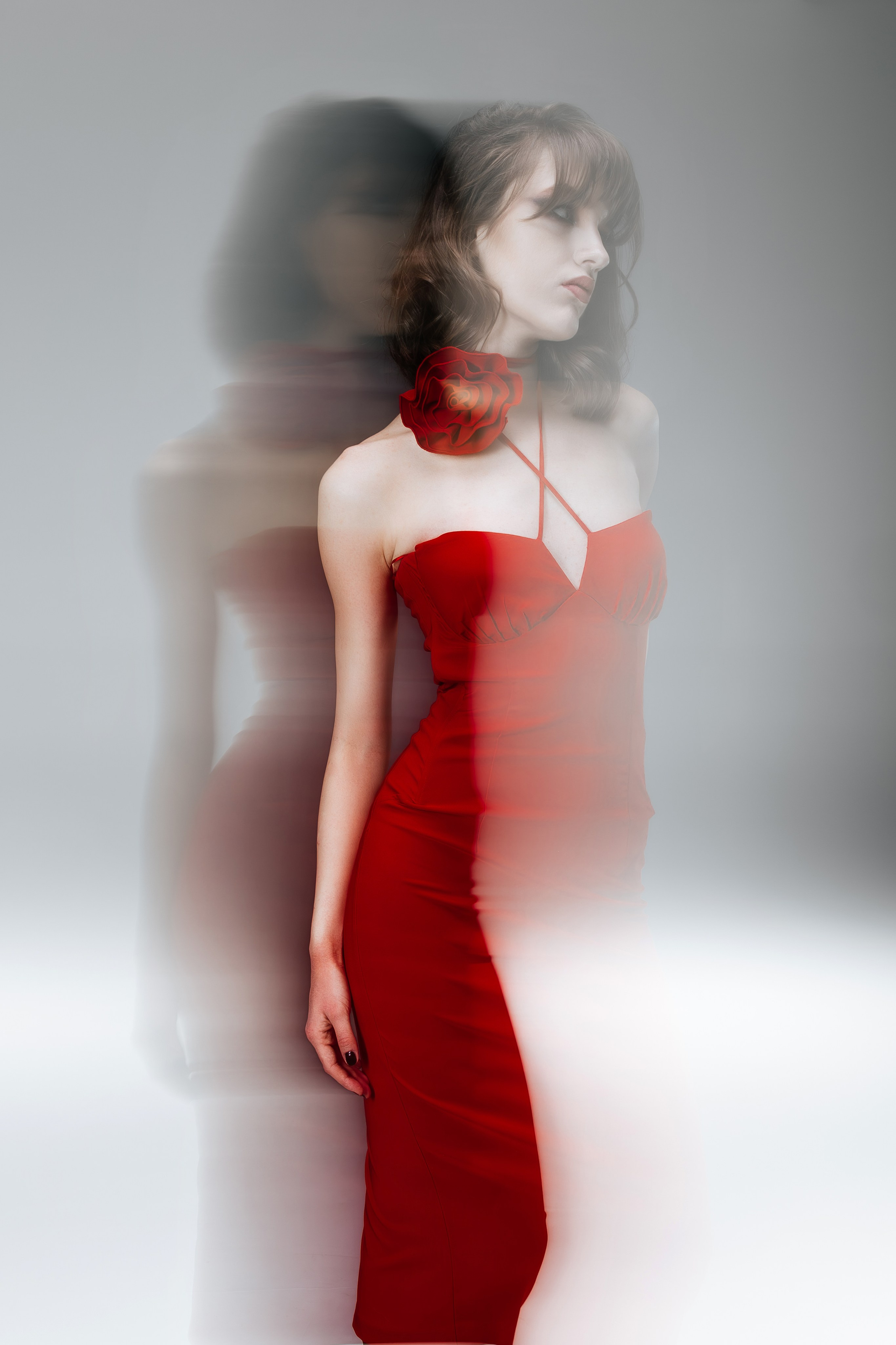 студийный свет фотостудия, женский портрет, каталожка, красный свет, вампирская съёмка, красное платье, двойная экспозиция