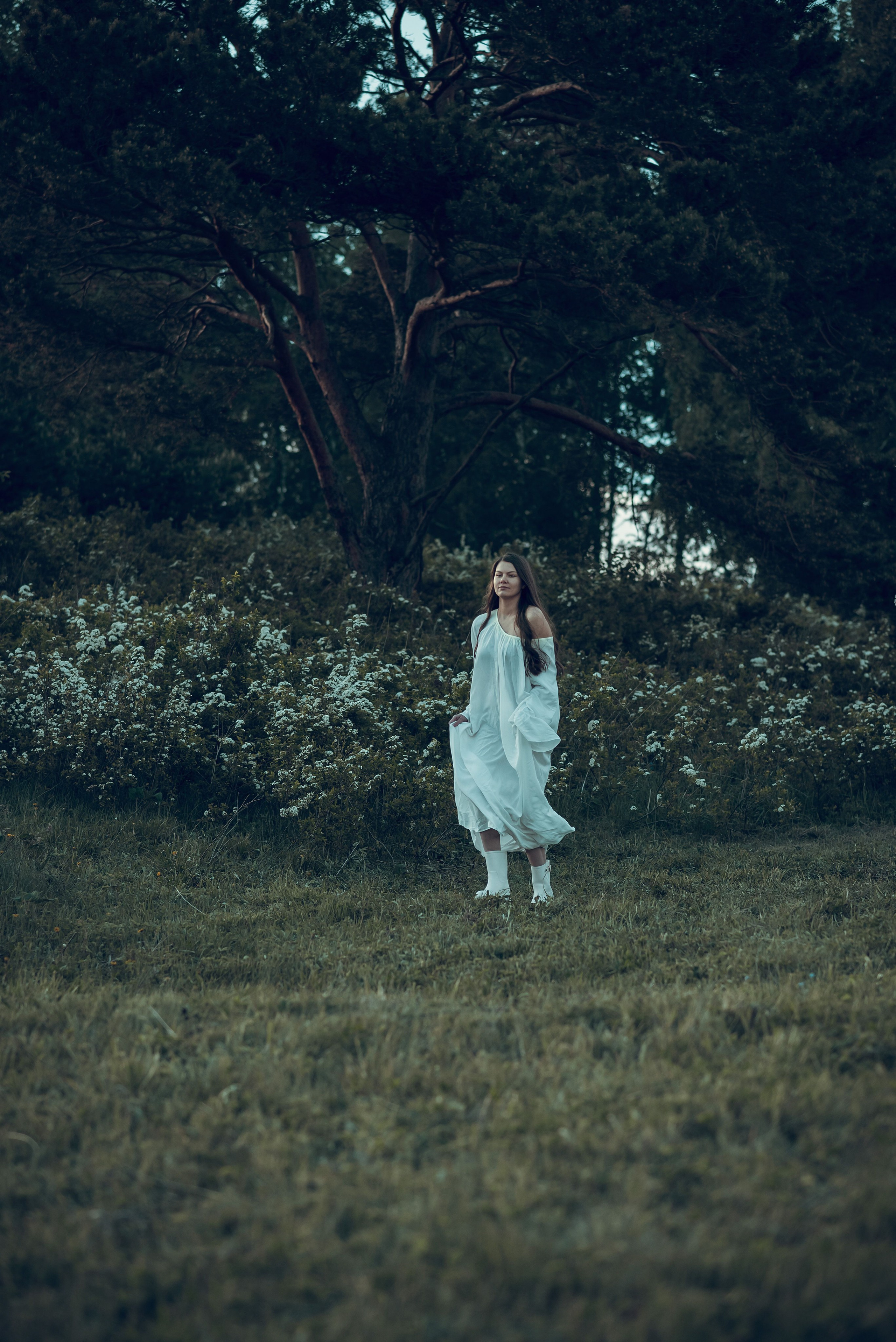 В цветущей спирее. Фотографы крещения/венчания  Красноярск Татьяна и Вячеслав Переваловы