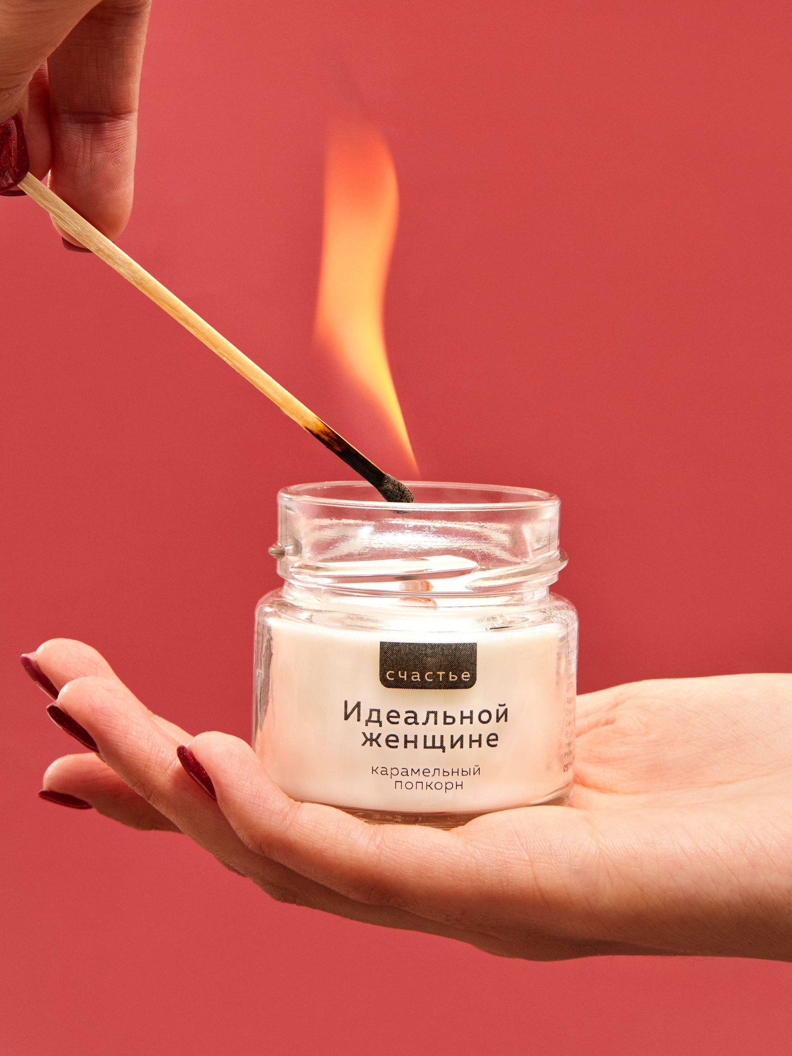 имиджевый кадр с рукой на красном фоне