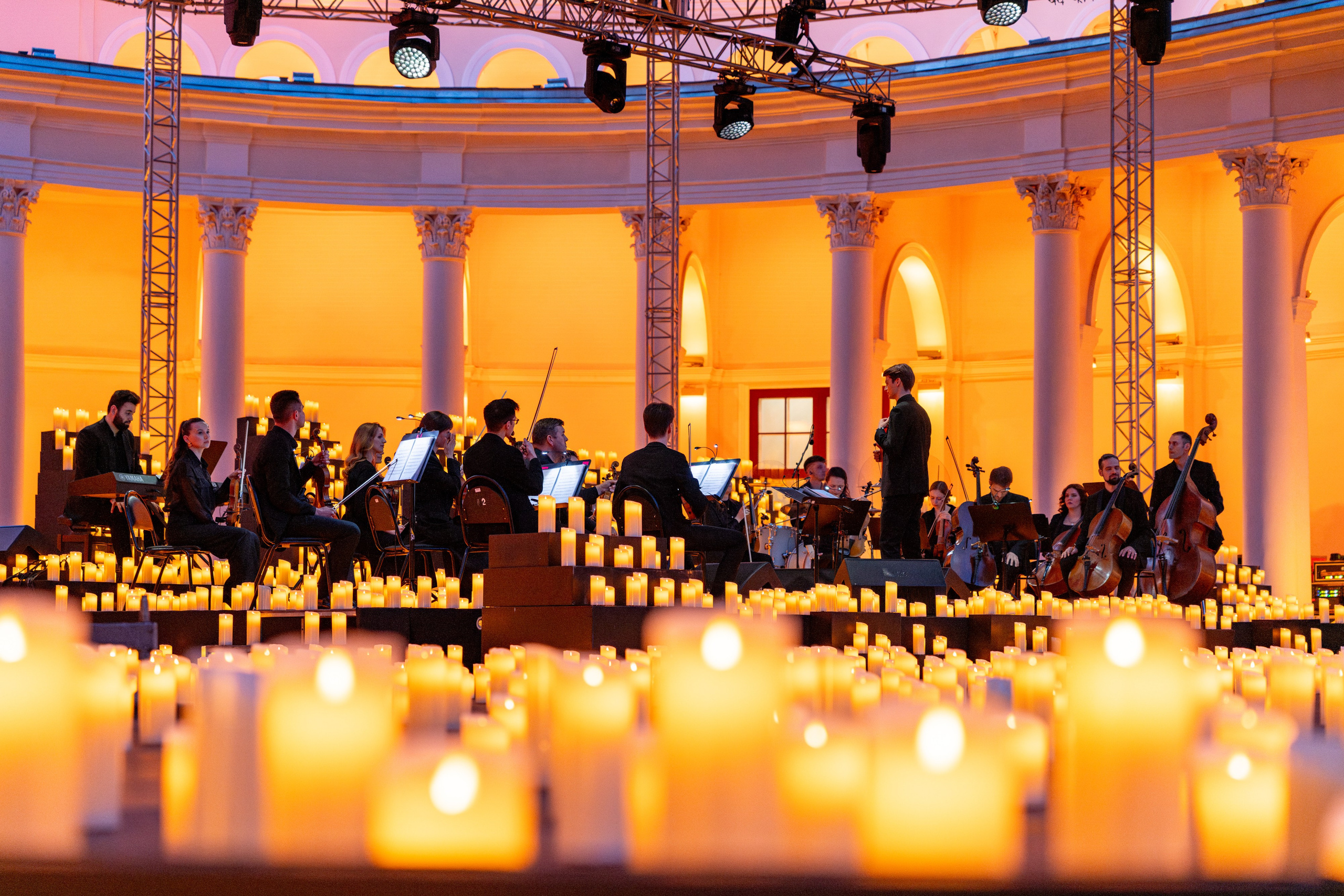 Симфонический оркестр Lumisfera при свечах. Фотограф Никита Комаров