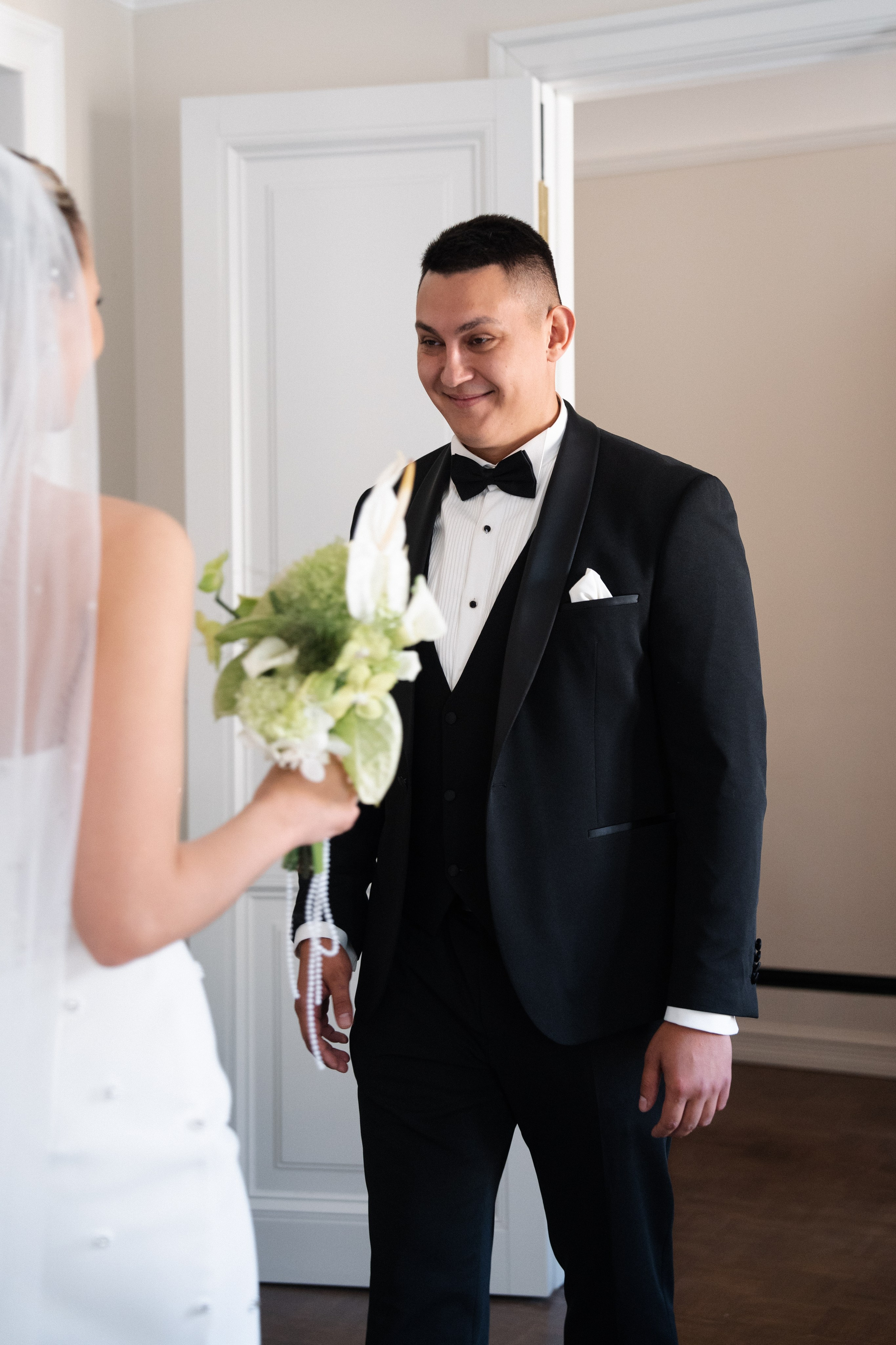 Виктория & Роман. Камерная городская свадьба в видовом ресторане в стиле современная классика. Свадебный фотограф организатор в Санкт-Петербурге Ассоль Опарина