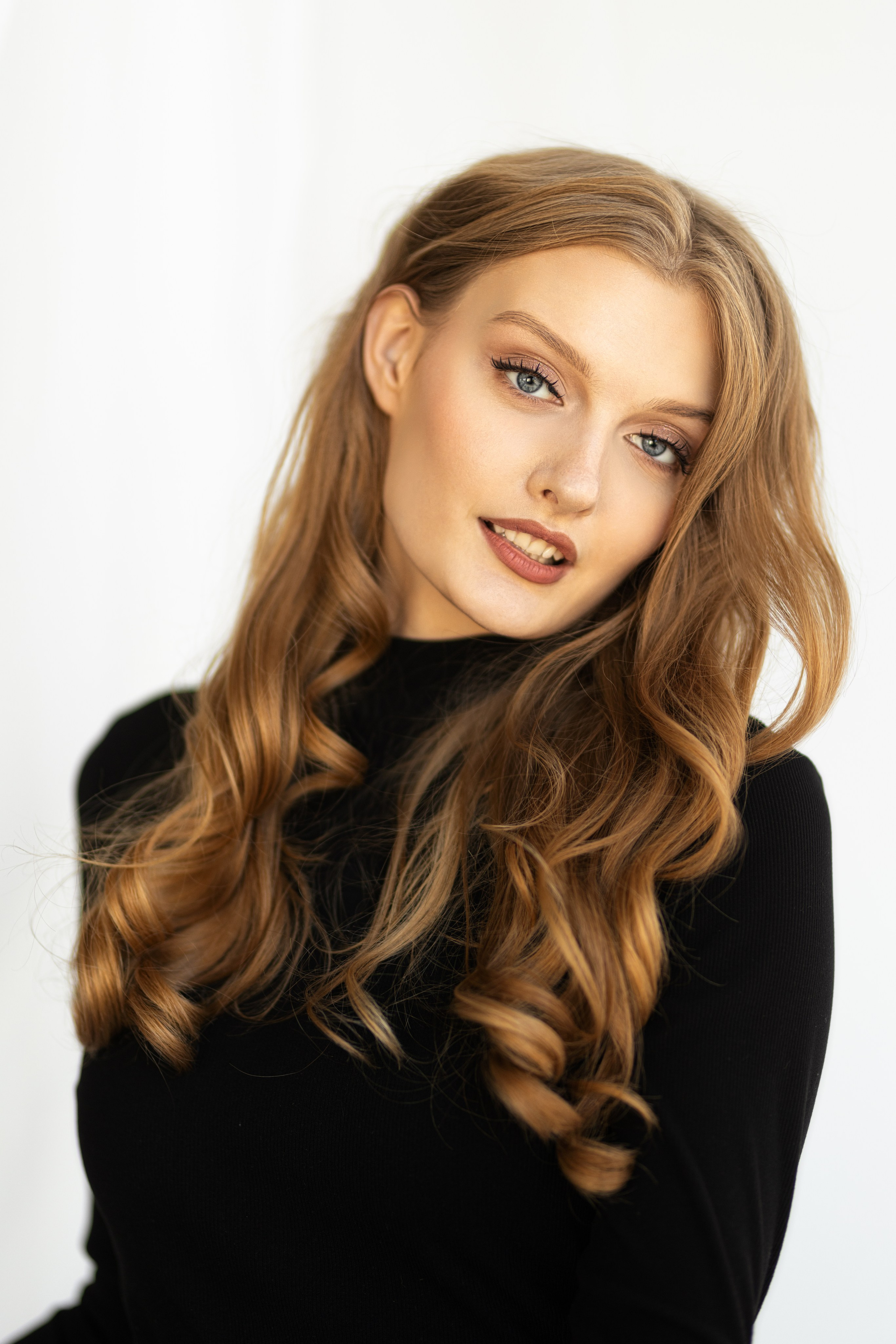 Студийная съемка с Викторией в интерьере в формате для «себя». Дмитрий Шульгин, портретный фотограф в Воронеже