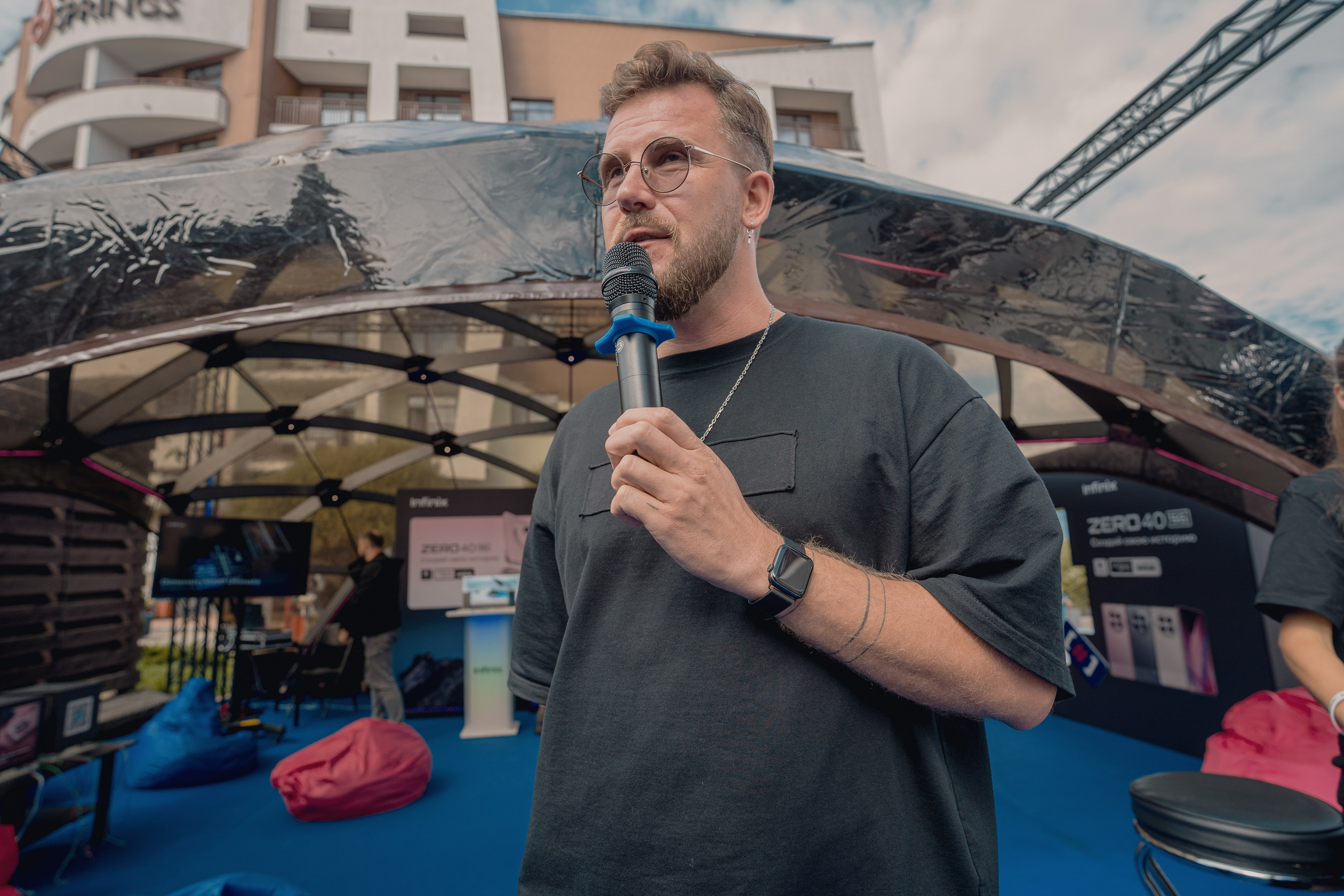 Фото ведущего с промо компании Infinix Zero 40 5G