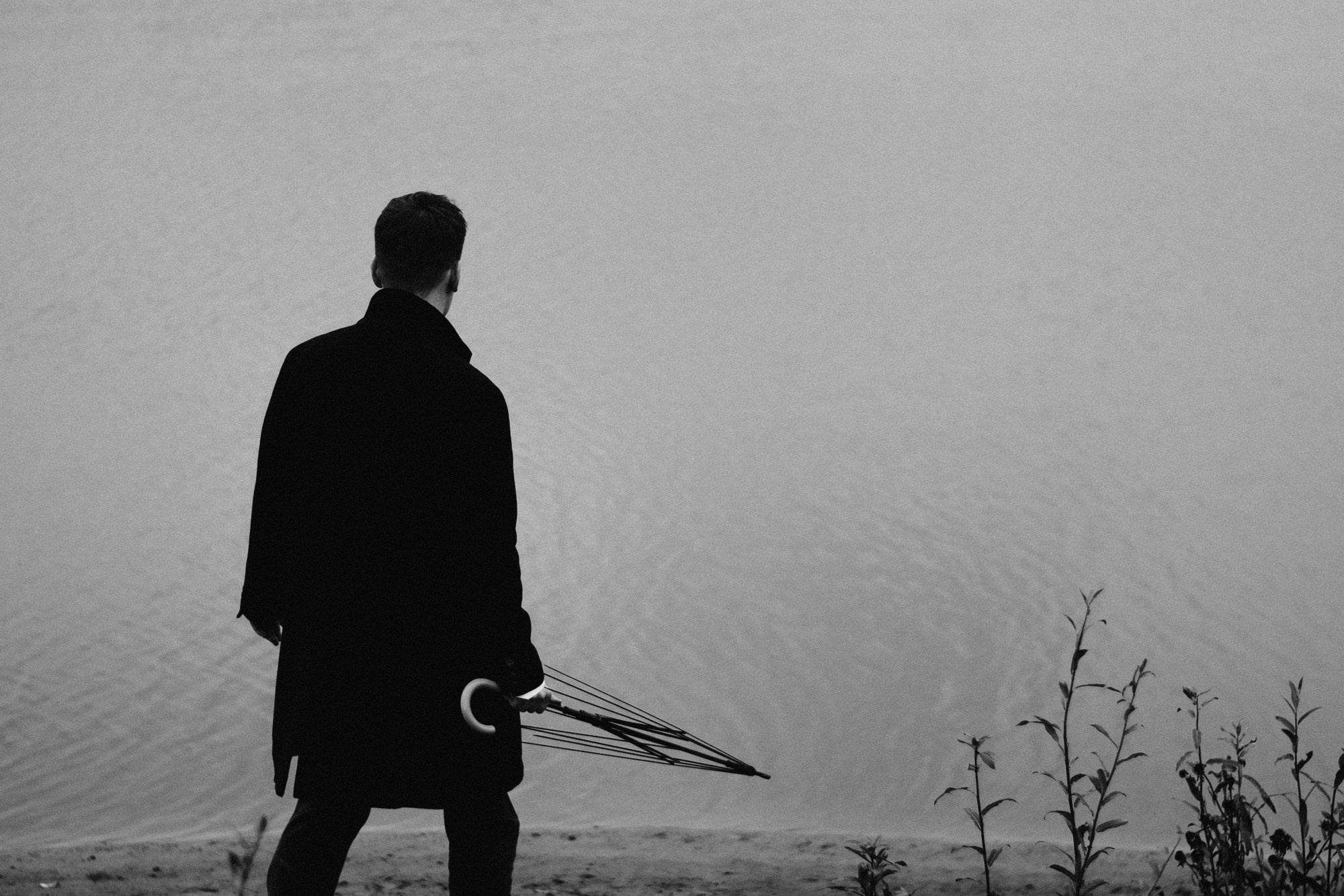 Мужская портретная фотосессия в Гагаринском парке Тюмени | Фотограф Дарья Мустафина. Портретный фотограф Тюмень Дарья Мустафина