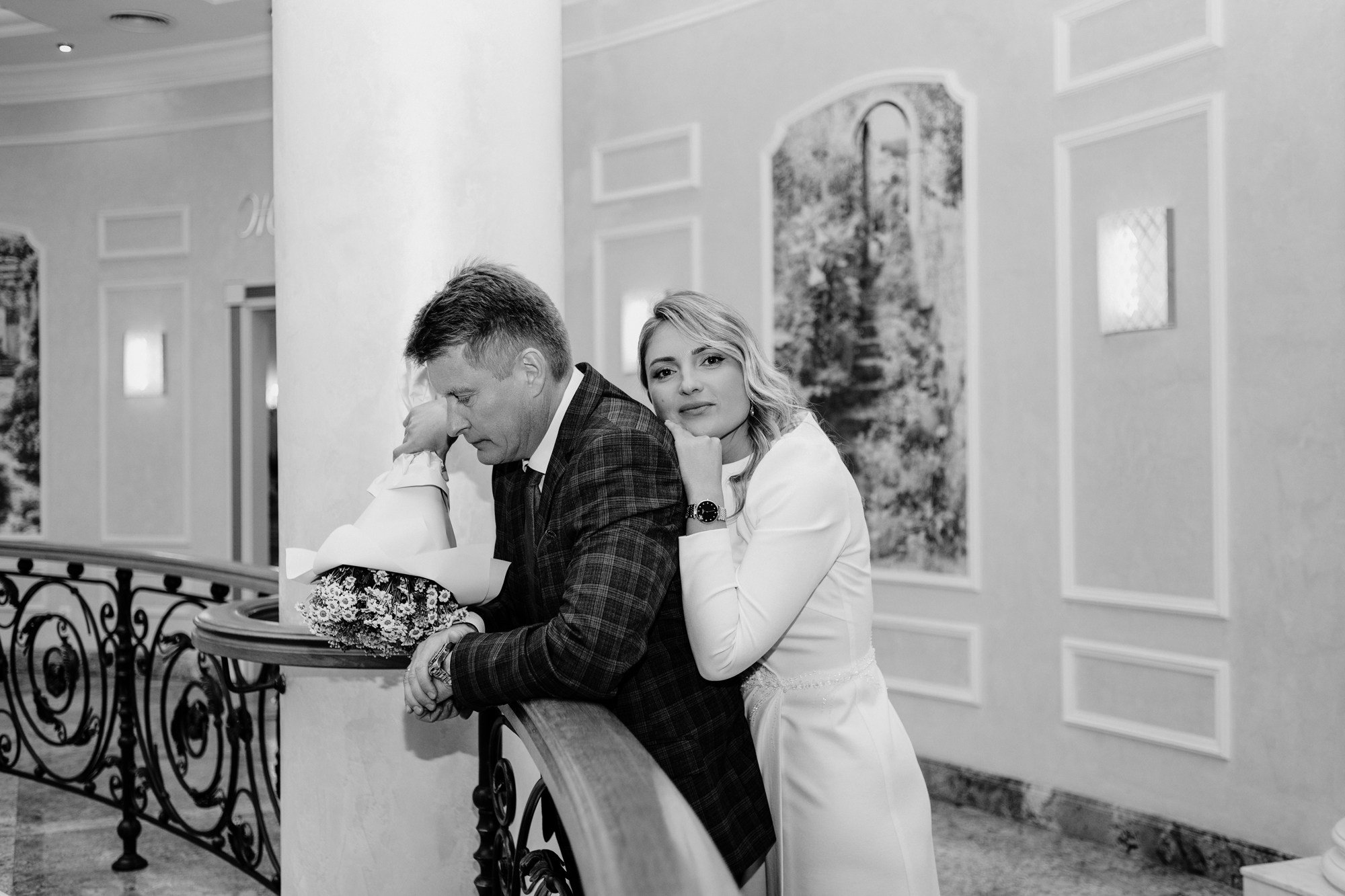 ЧБ портрет невесты в классическом интерьере, выразительная свадебная фотография