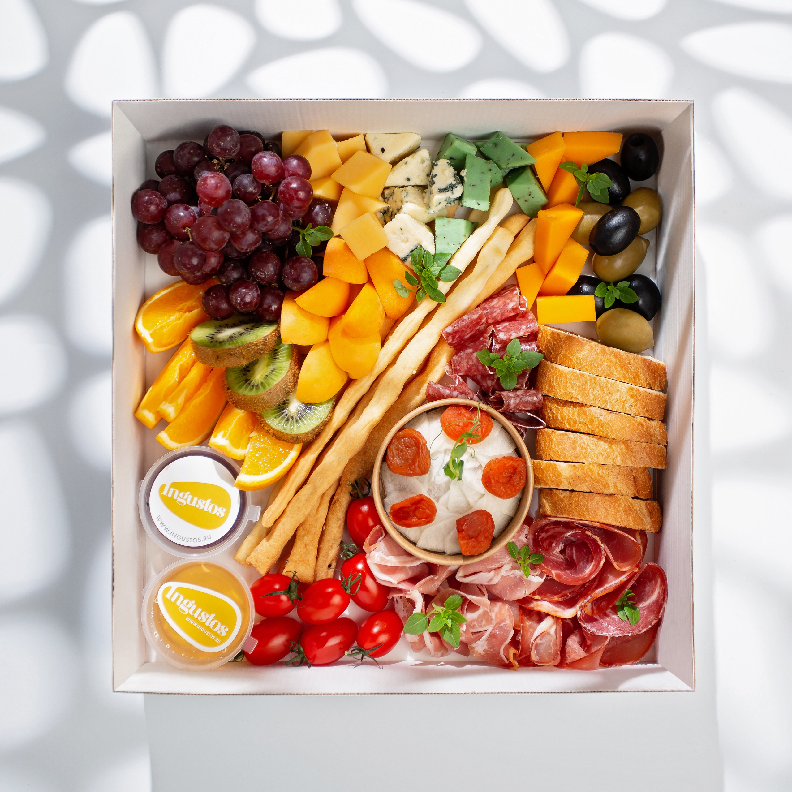 Особый орнамент освещение повторяет форму логотипа компании