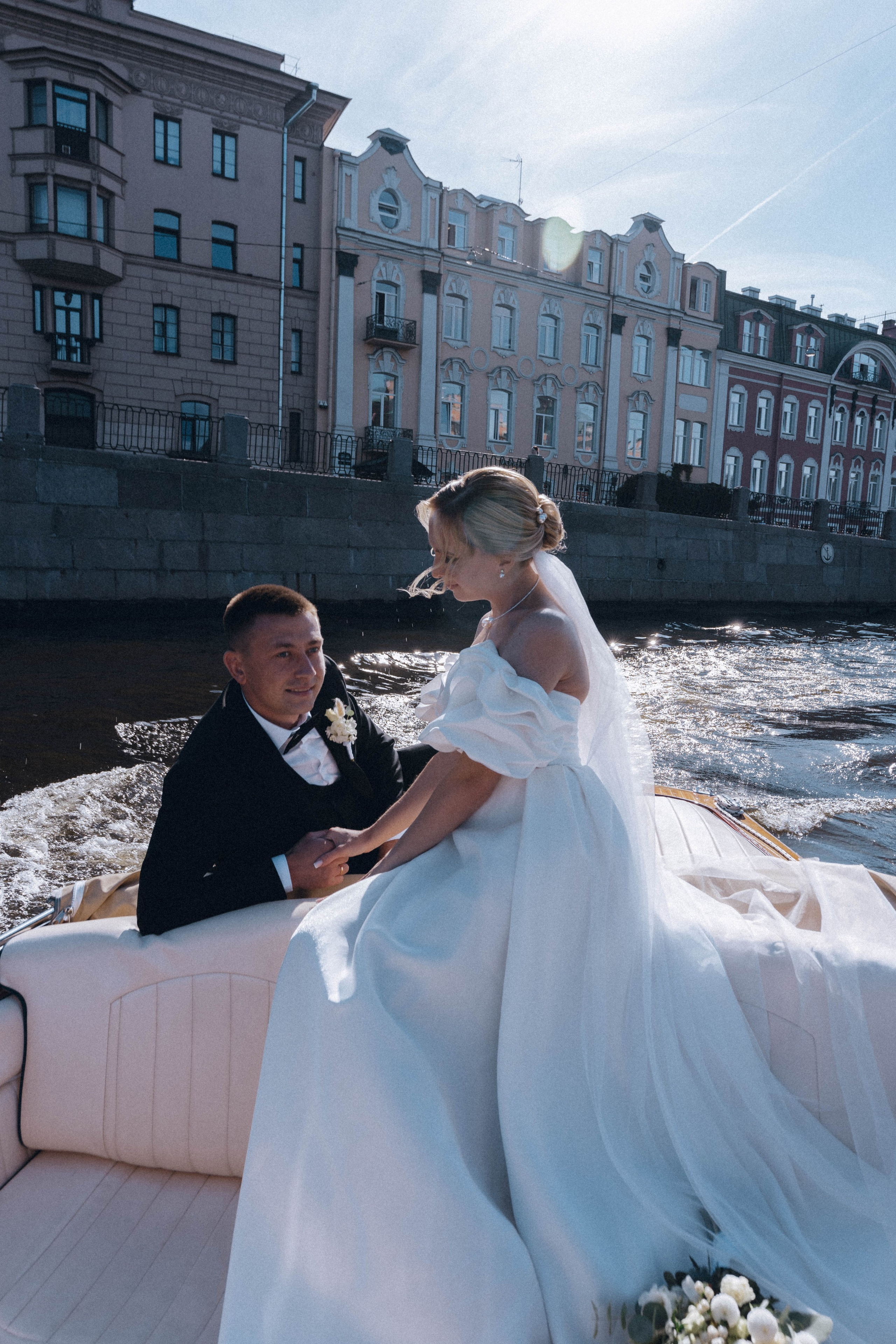 СВАДЕНБНАЯ СЬЕМКА НА КАТЕРЕ ПО КАНАЛАМ САНКТ-ПЕТЕРБУРГА И В АКВАТОРИИ НЕВЫ. Профессиональный фотограф, Санкт-Петербург — Виктория Богомолова