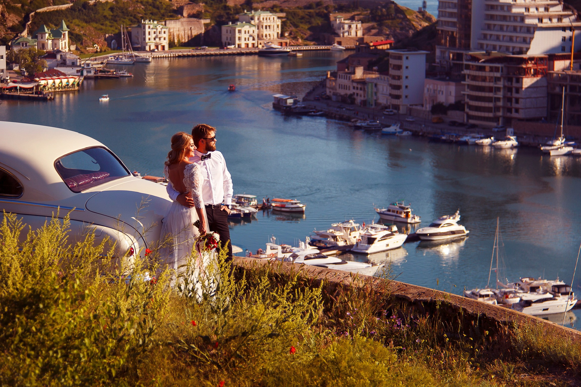 Свадебная фотосессия. Сборы в отеле. Свадебная фотосессия в Севастополе и Балаклаве. Фотограф Зайцева Надежда. Свадебный фотограф в Крыму. 