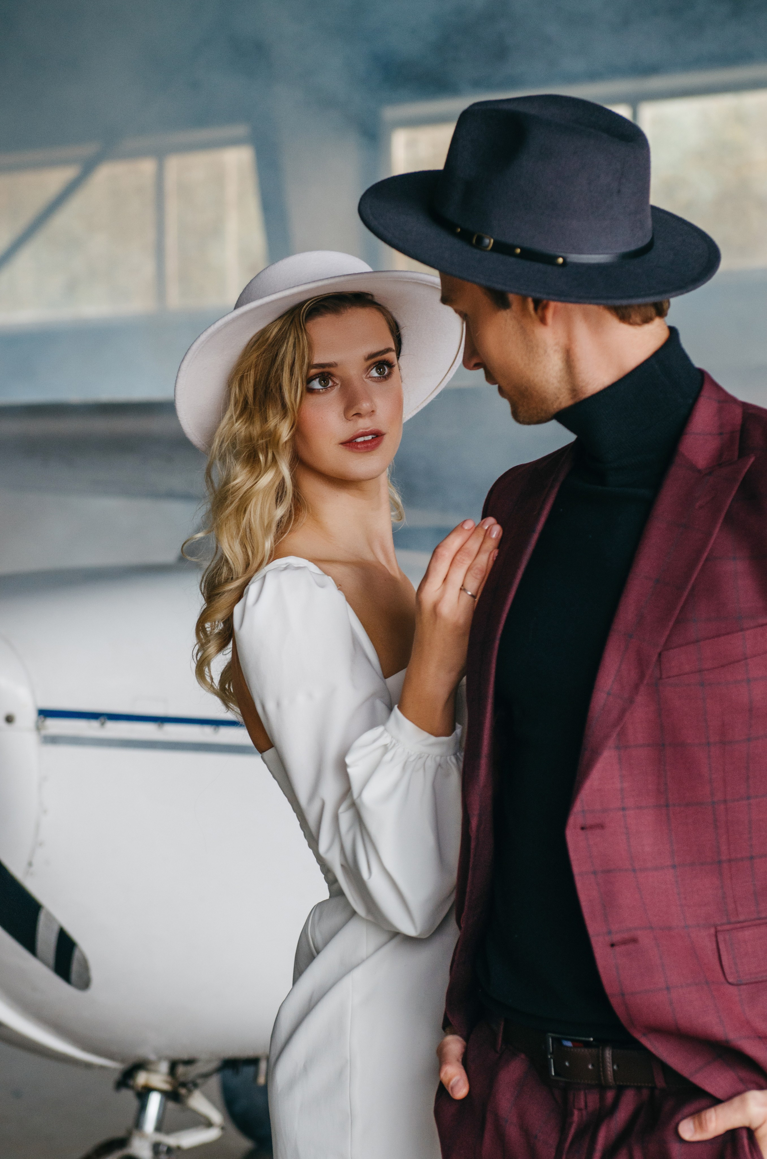 Свадебная фотосессия с самолетом. Фотограф Москва Настя Профотовна. Репортажные, свадебные и контент фотосессии