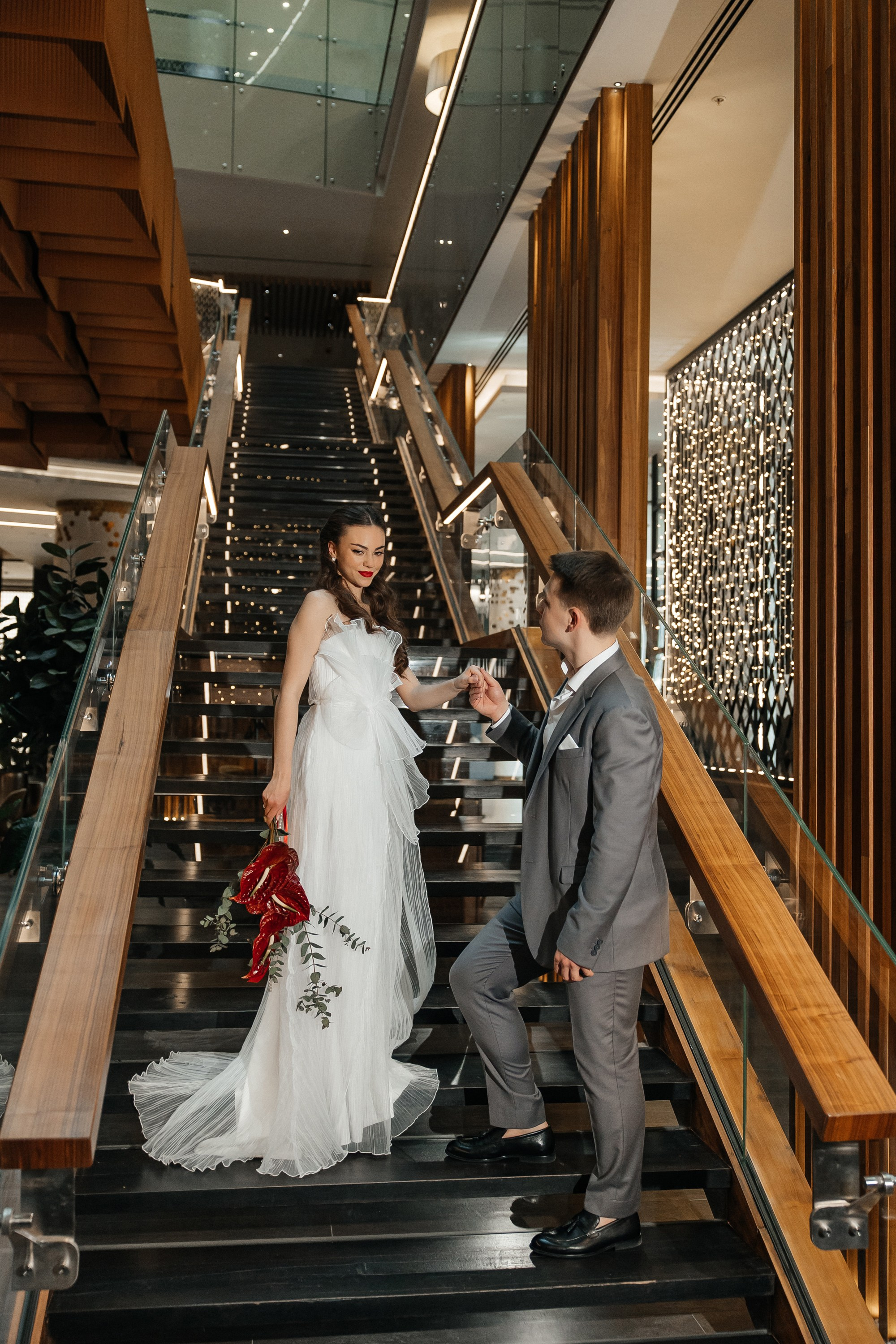 Свадебная фотосессия на лестнице отеля Radisson Blu Olympiyskiy