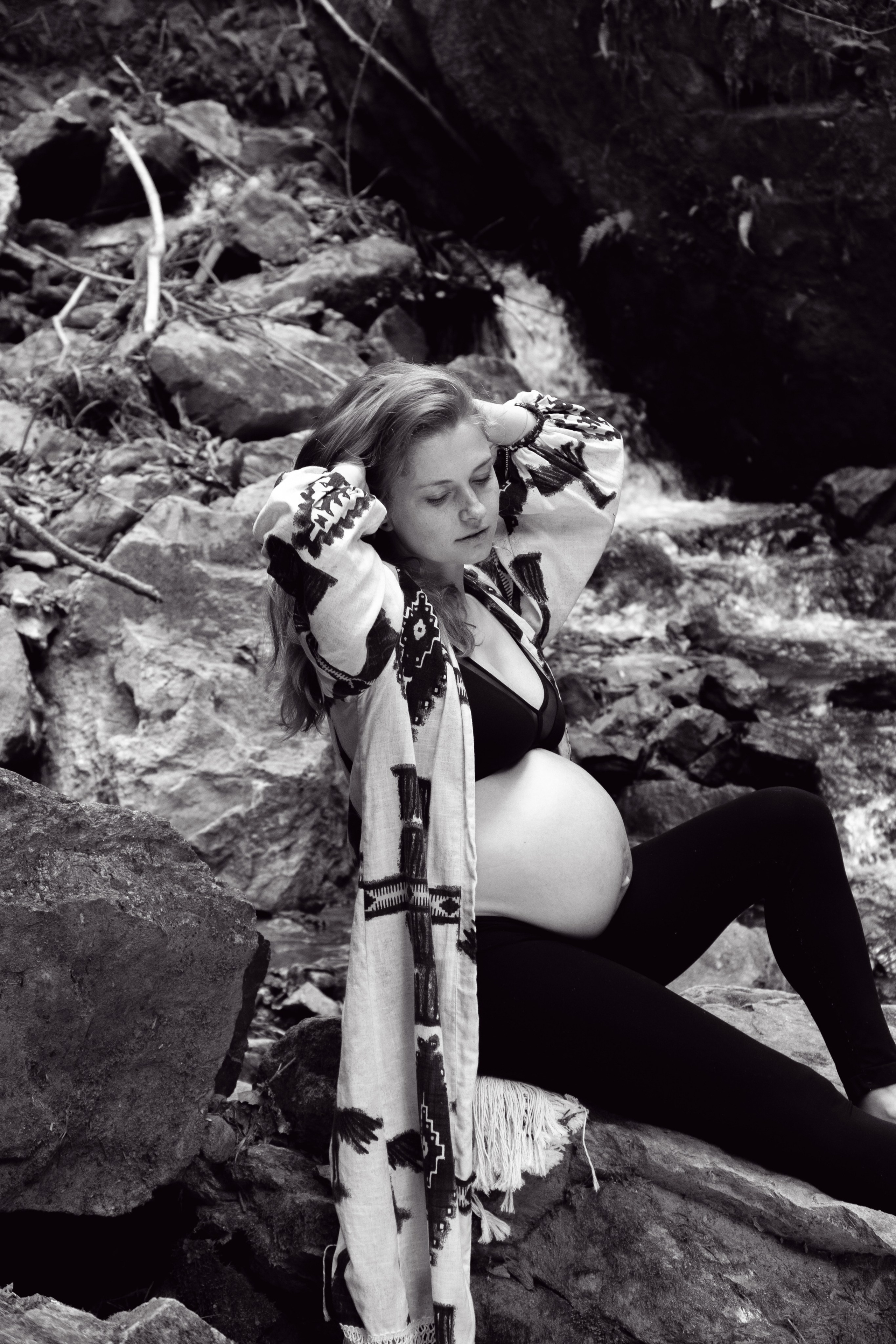 Olya y cascada / Olya and waterfall. Wedding Photographer in Barcelona and Medellin