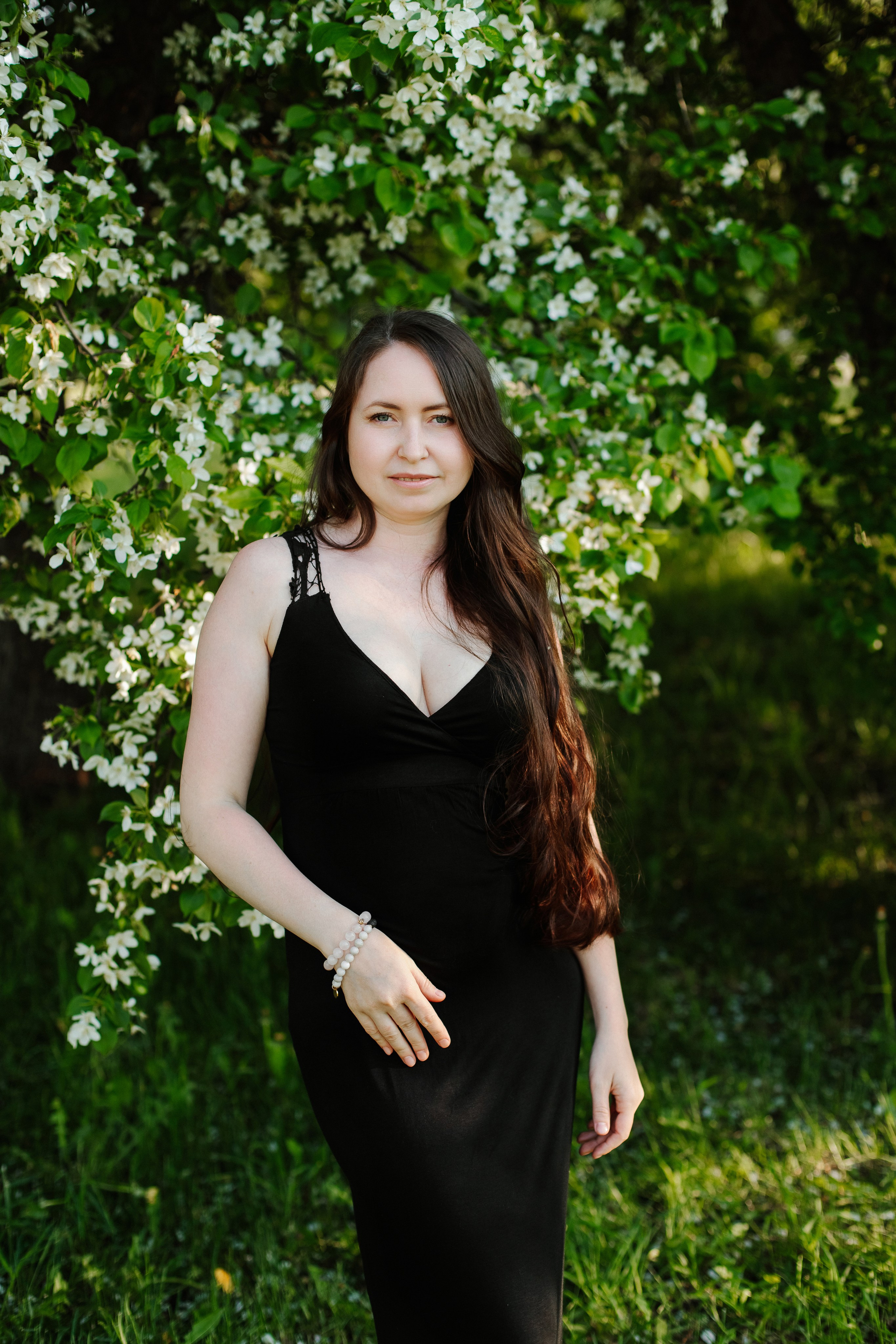 Женская фотосессия в цветении. Контентный фотограф в Перми Натали Кытманова