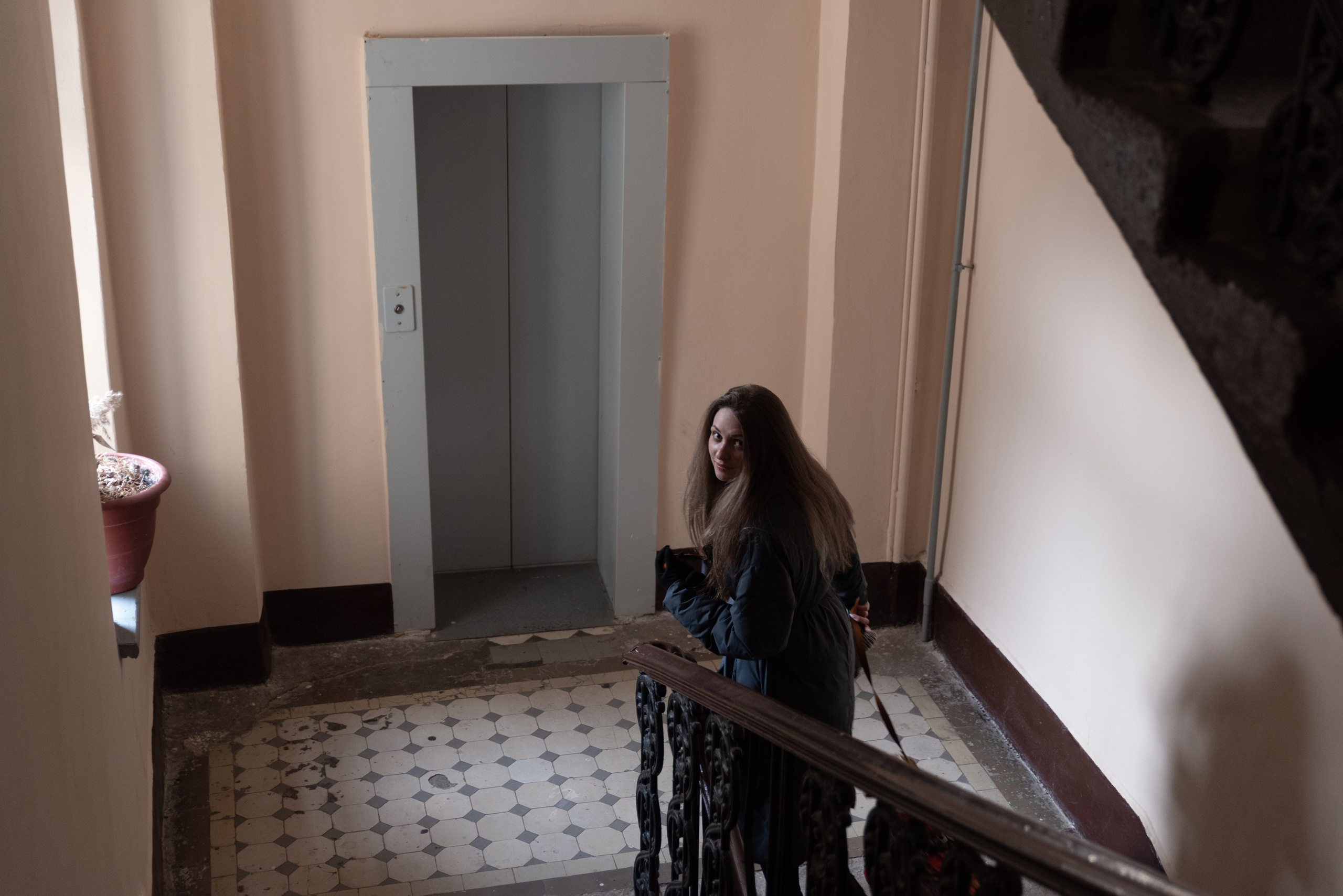 Лестница в старом доме. Перила, девушка поднимается по лестнице.