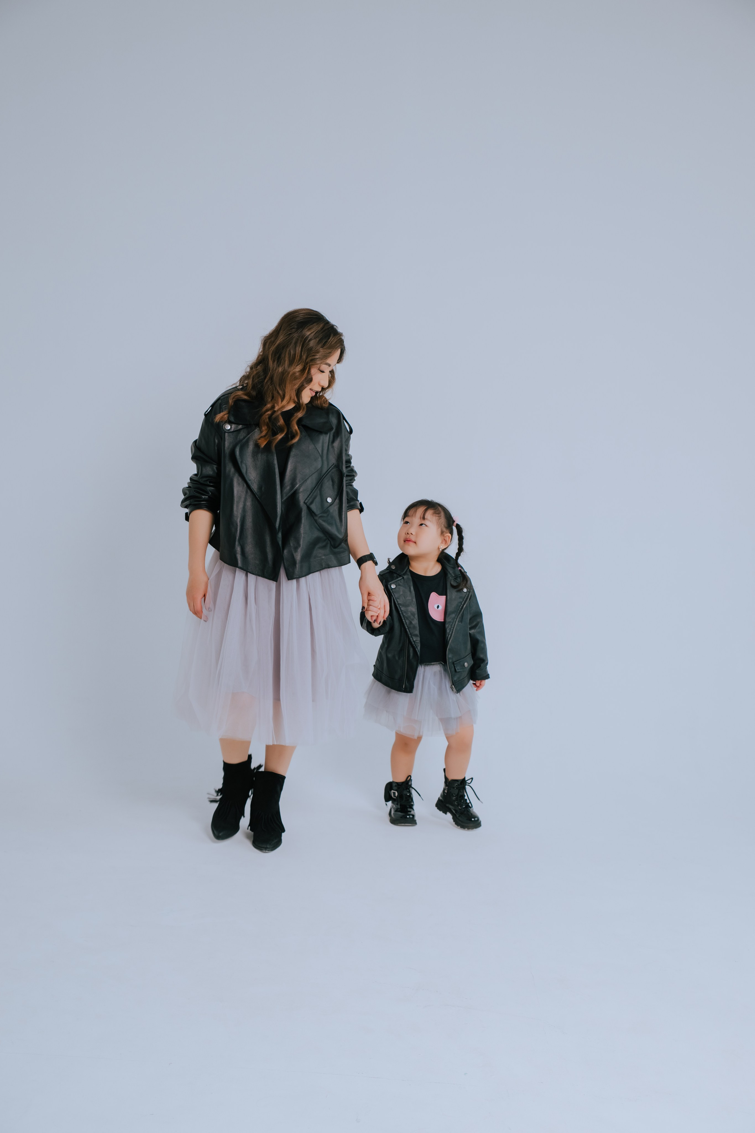 Ира и Аня. Фотограф Ярмишко Дарья. Выпускные фотокниги