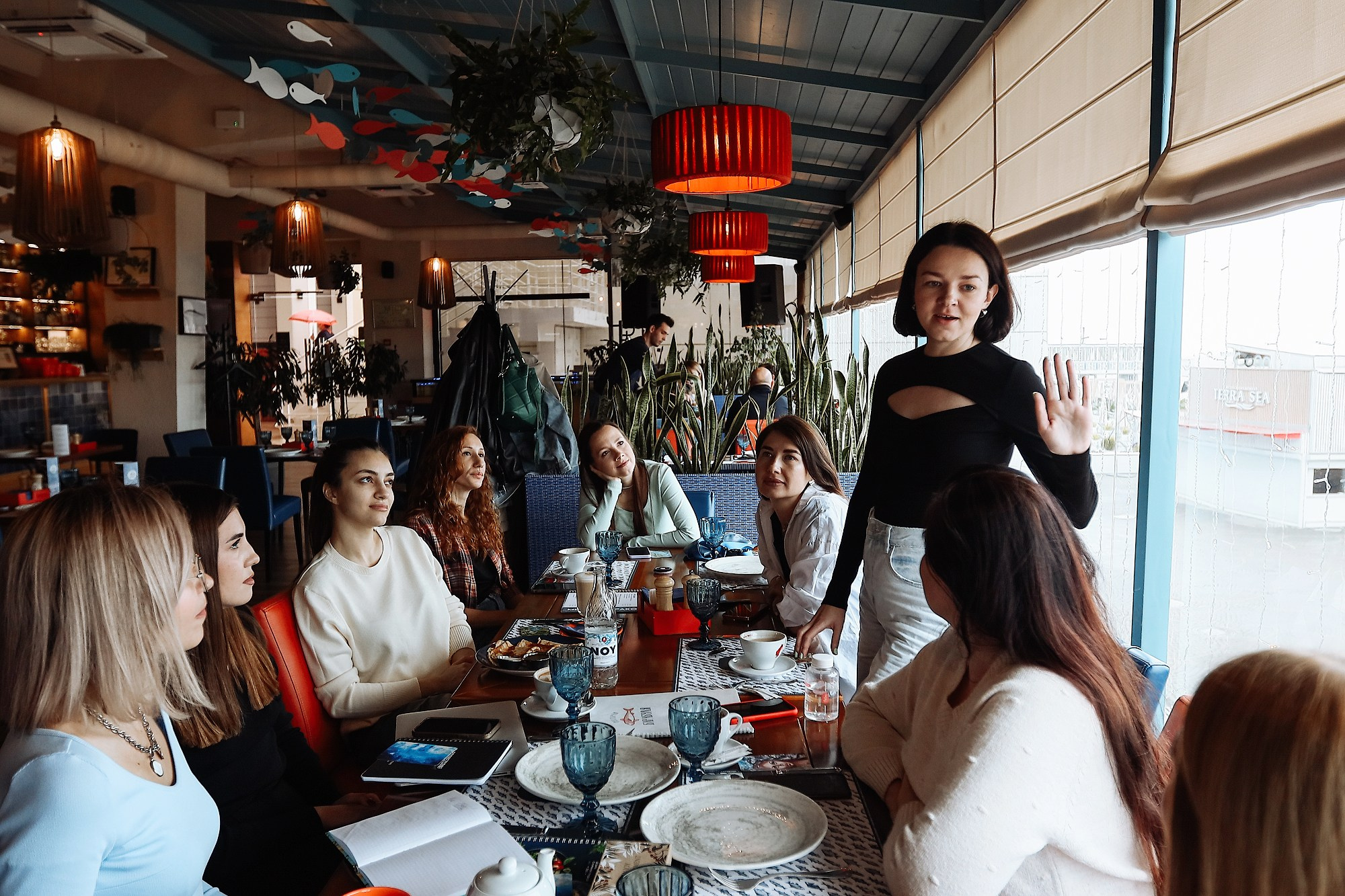 Женские встречи в кафе. Фотосессия. Профессиональный фотограф в Сочи Виктория Джой. Обучение