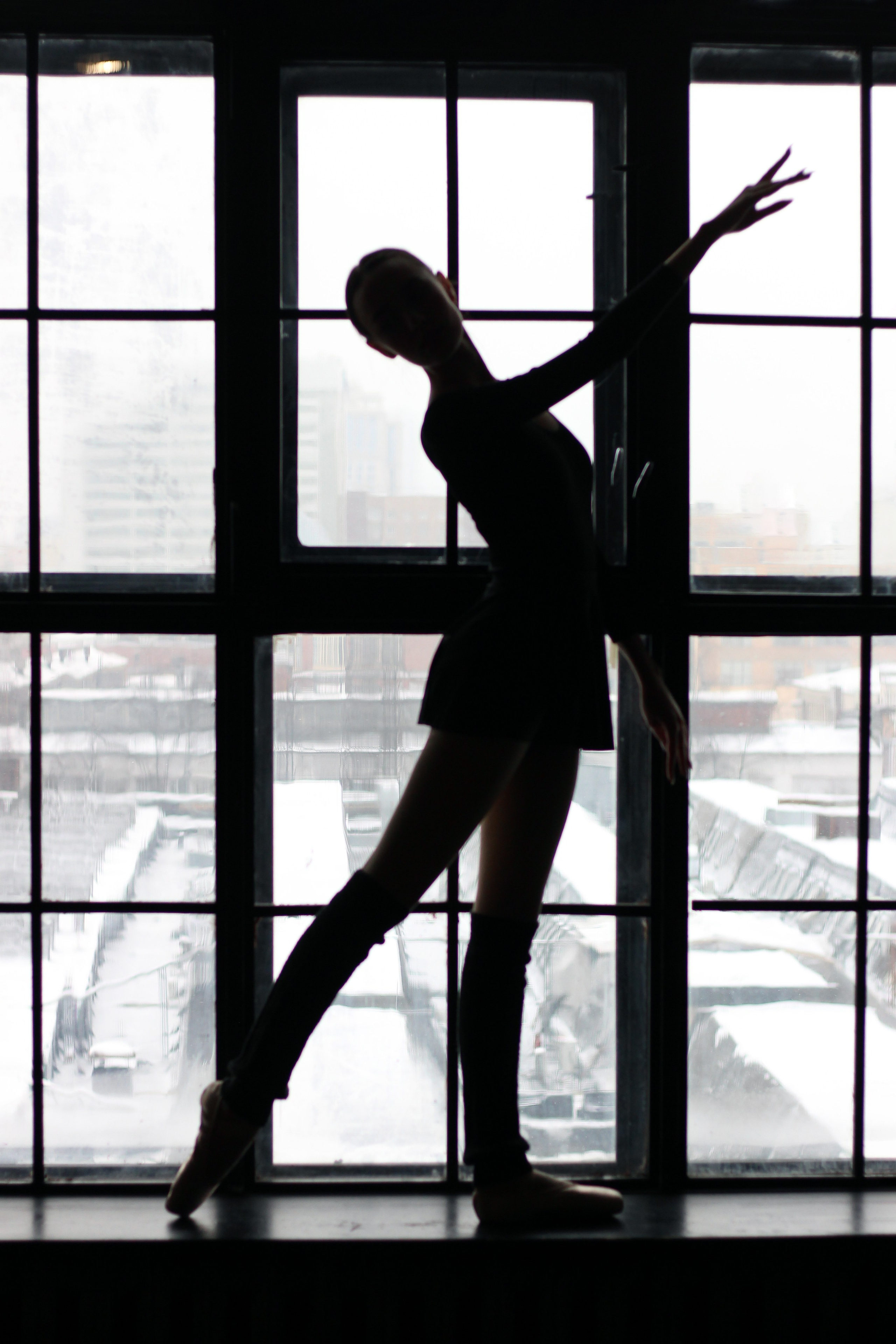 Силуэт балерины в окне