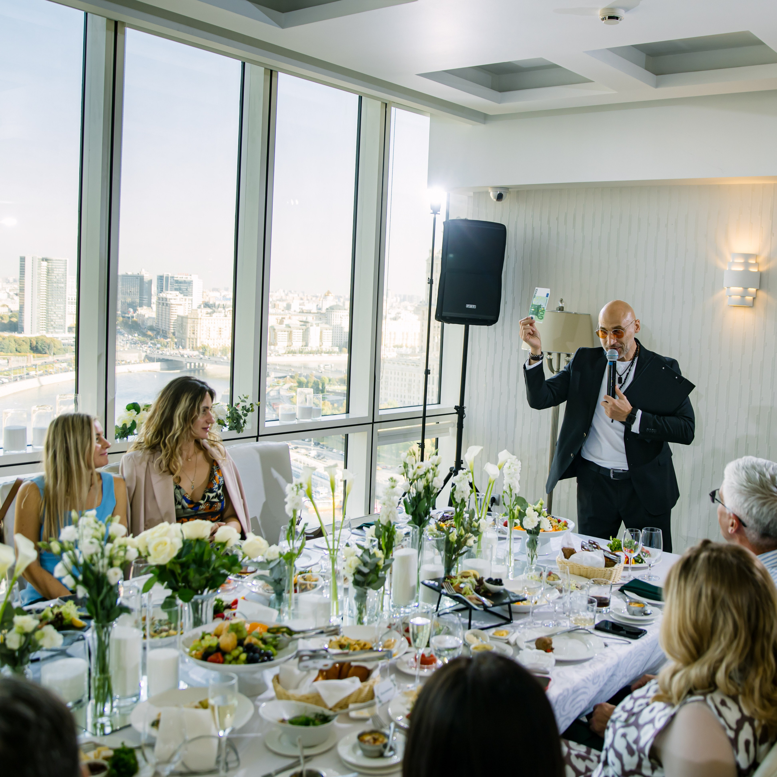 Ведущий на праздник в Москве / Денис Аганин