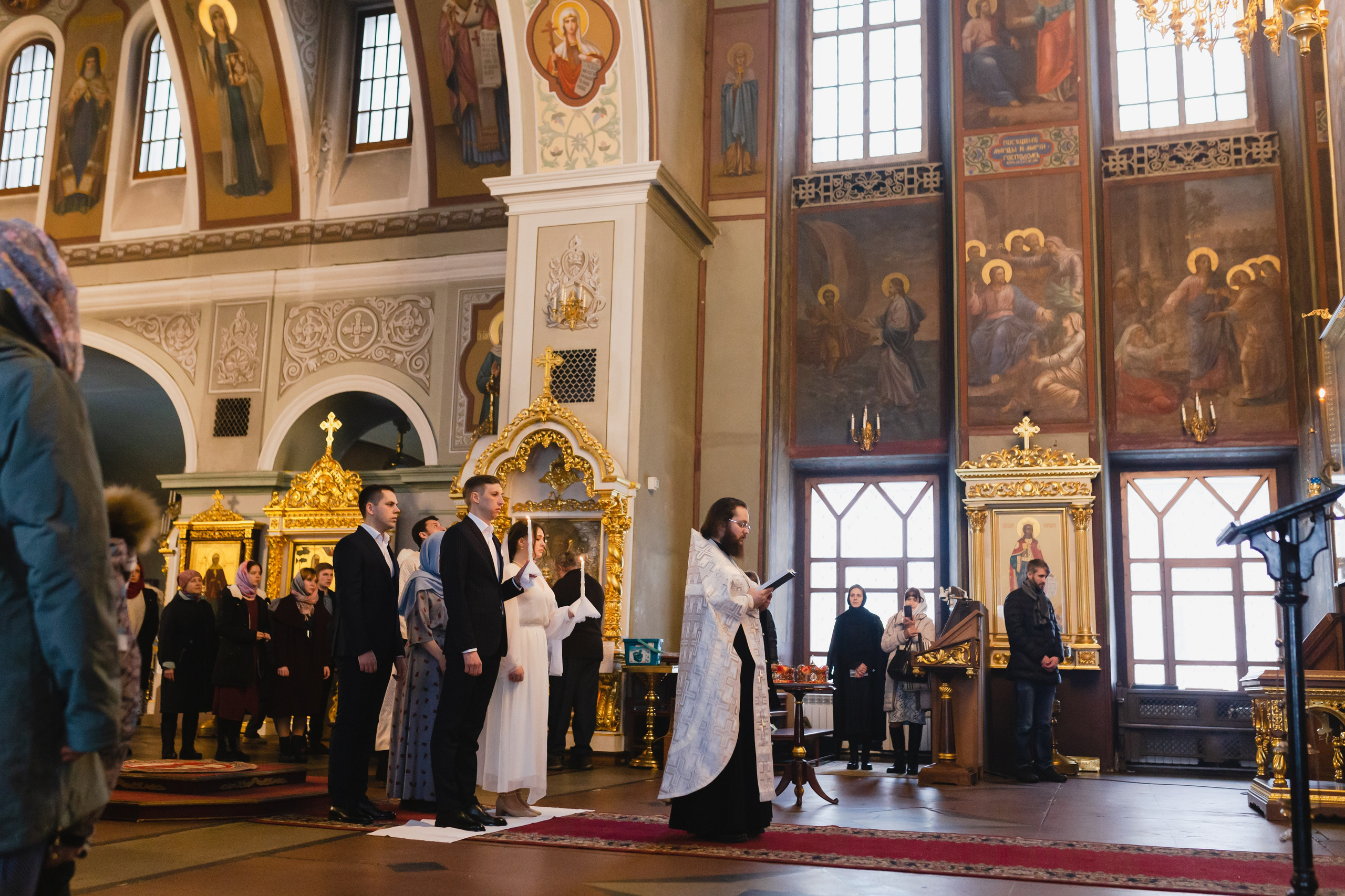 Затем само венчание. Памятные фотографии получаются очень красивыми храмовым росписям и убранству собора.