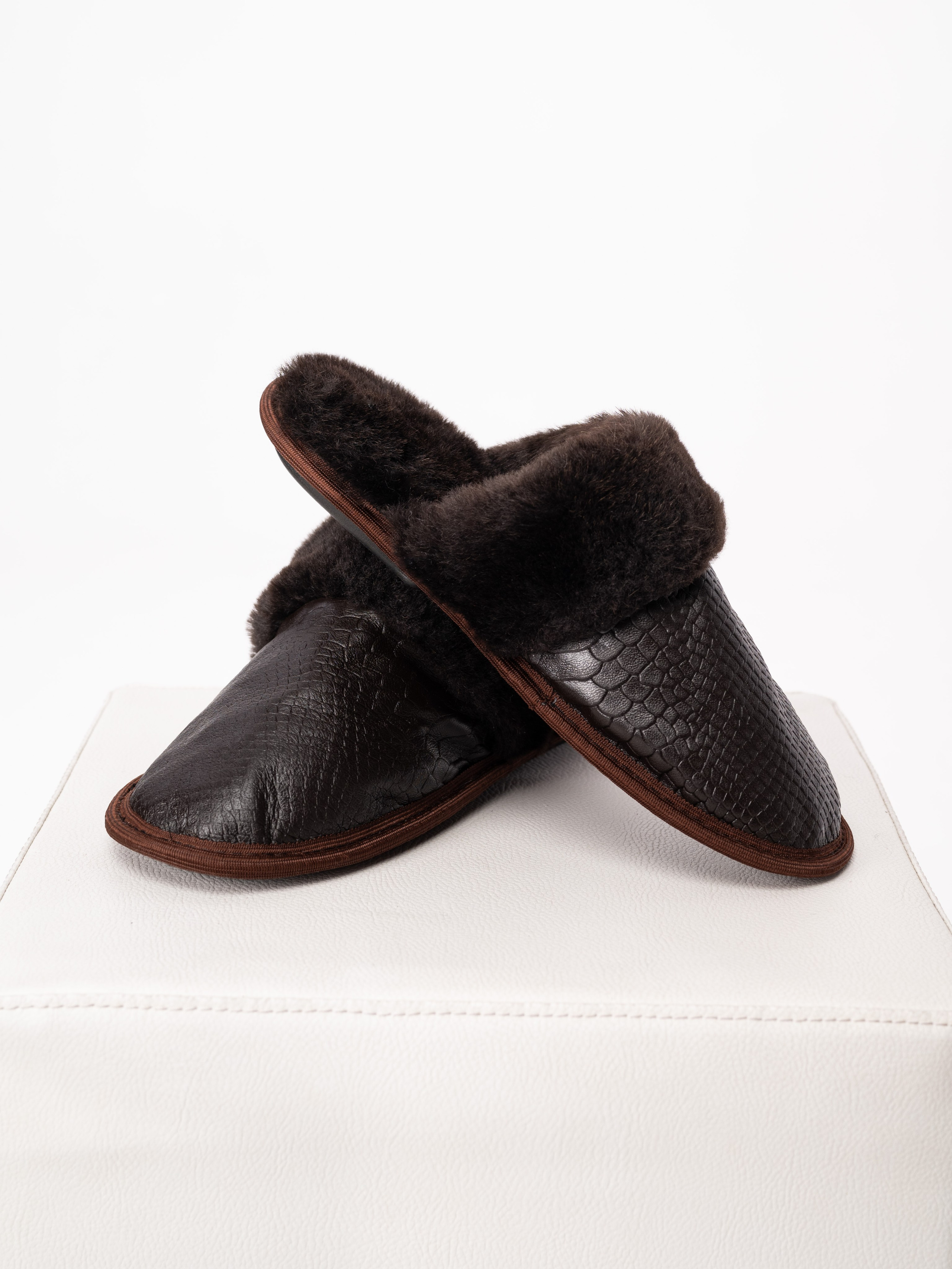 Тапочки и чуни. Предметный фотограф, фото для маркетплейсов Пятигорск, КМВ