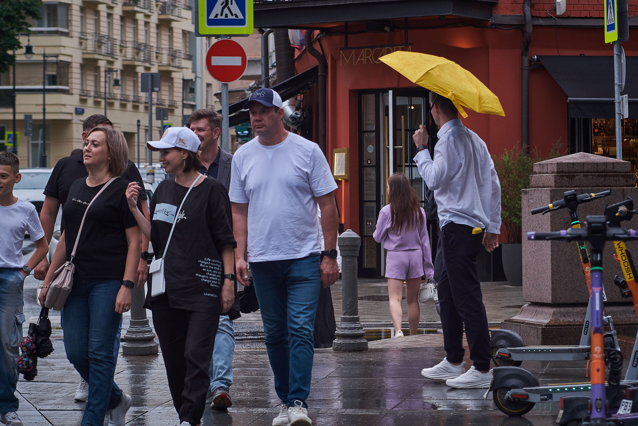 "Уличный портрет молодого человека под зонтиком" - фотограф Виталий Дени