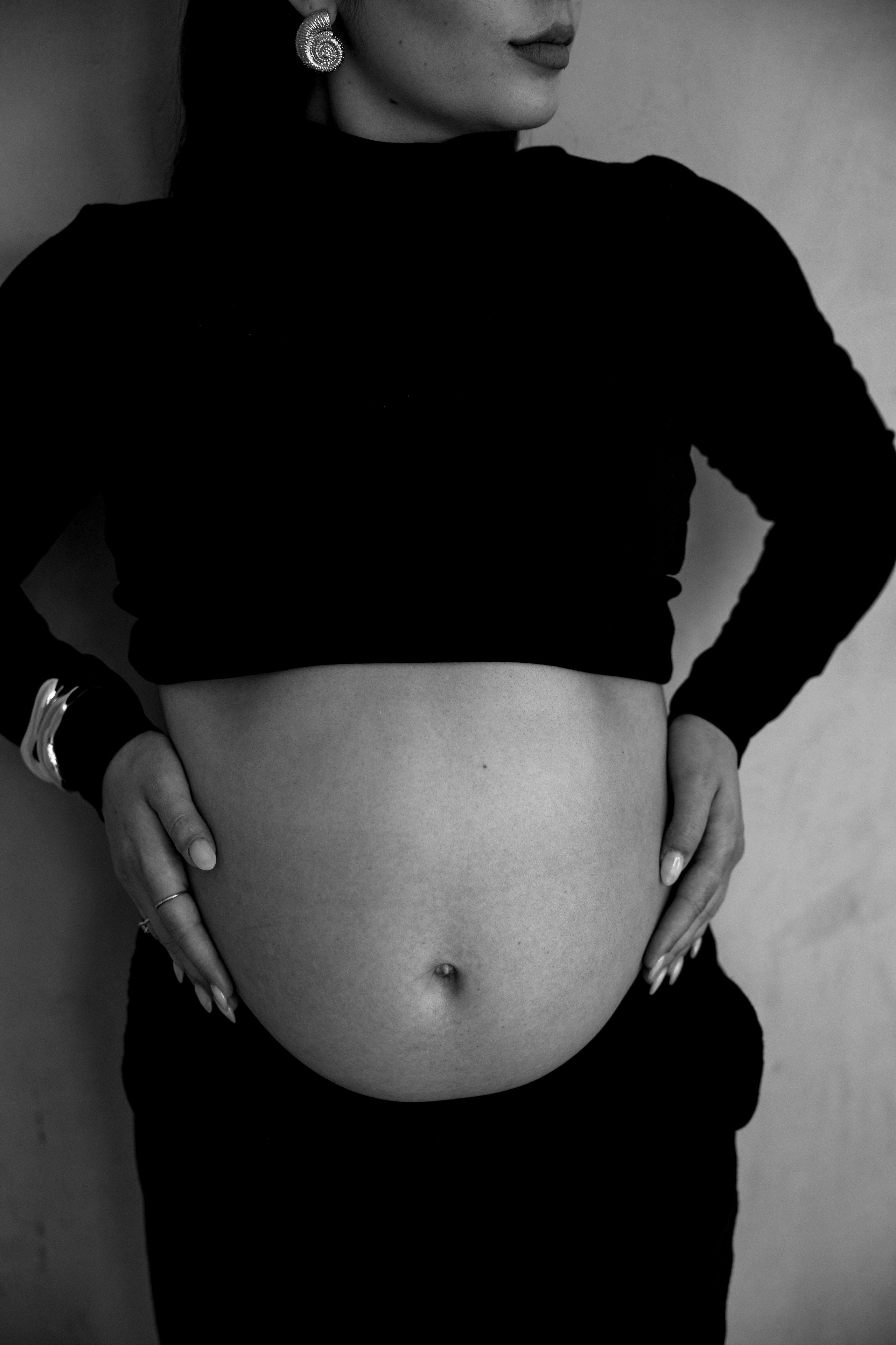 Pregnancy photoshoot inside the Grey Studio. Главная