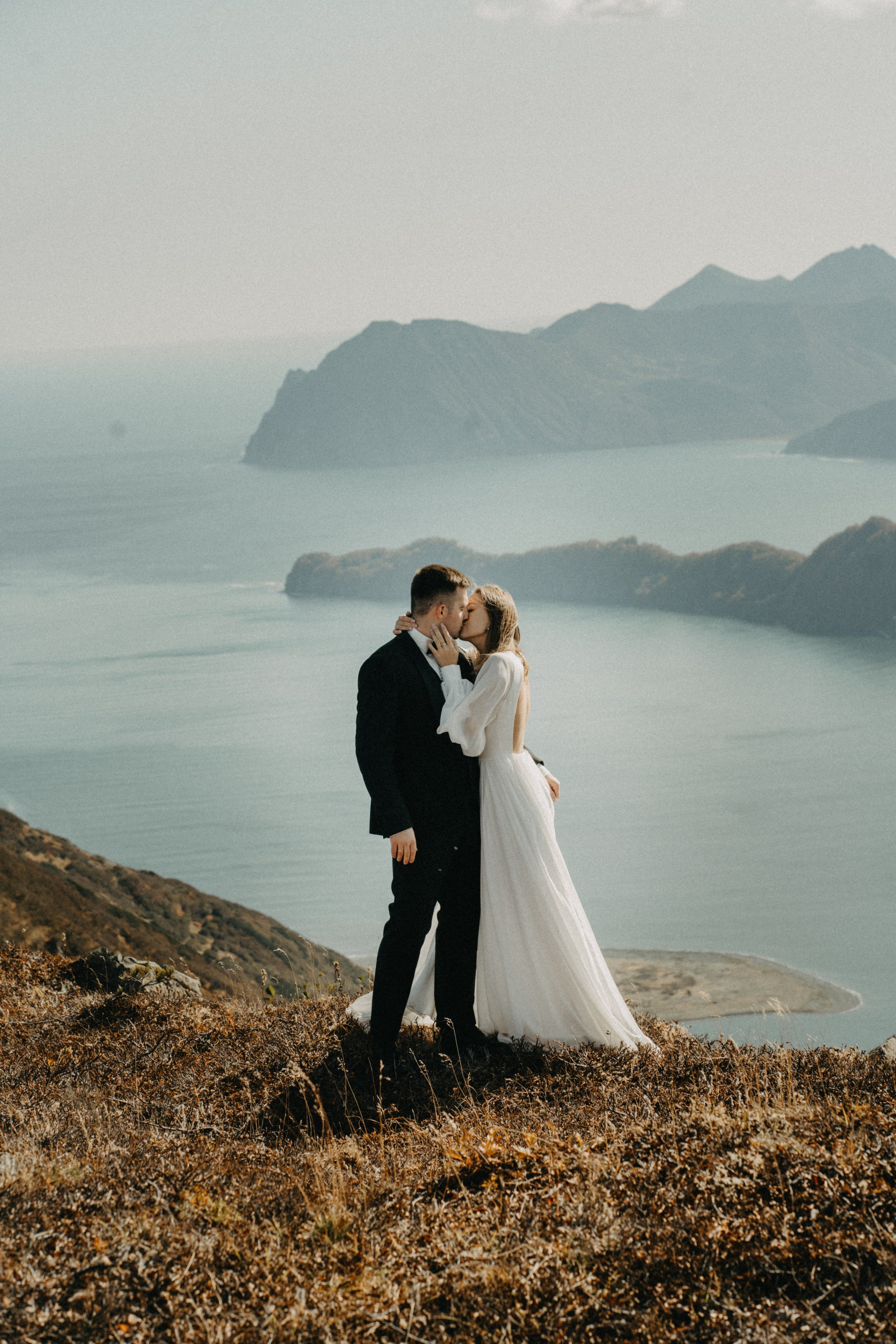 Вертолетный полет Бухта Жировая. Свадебное фото и видео на Камчатке. Туристические маршруты