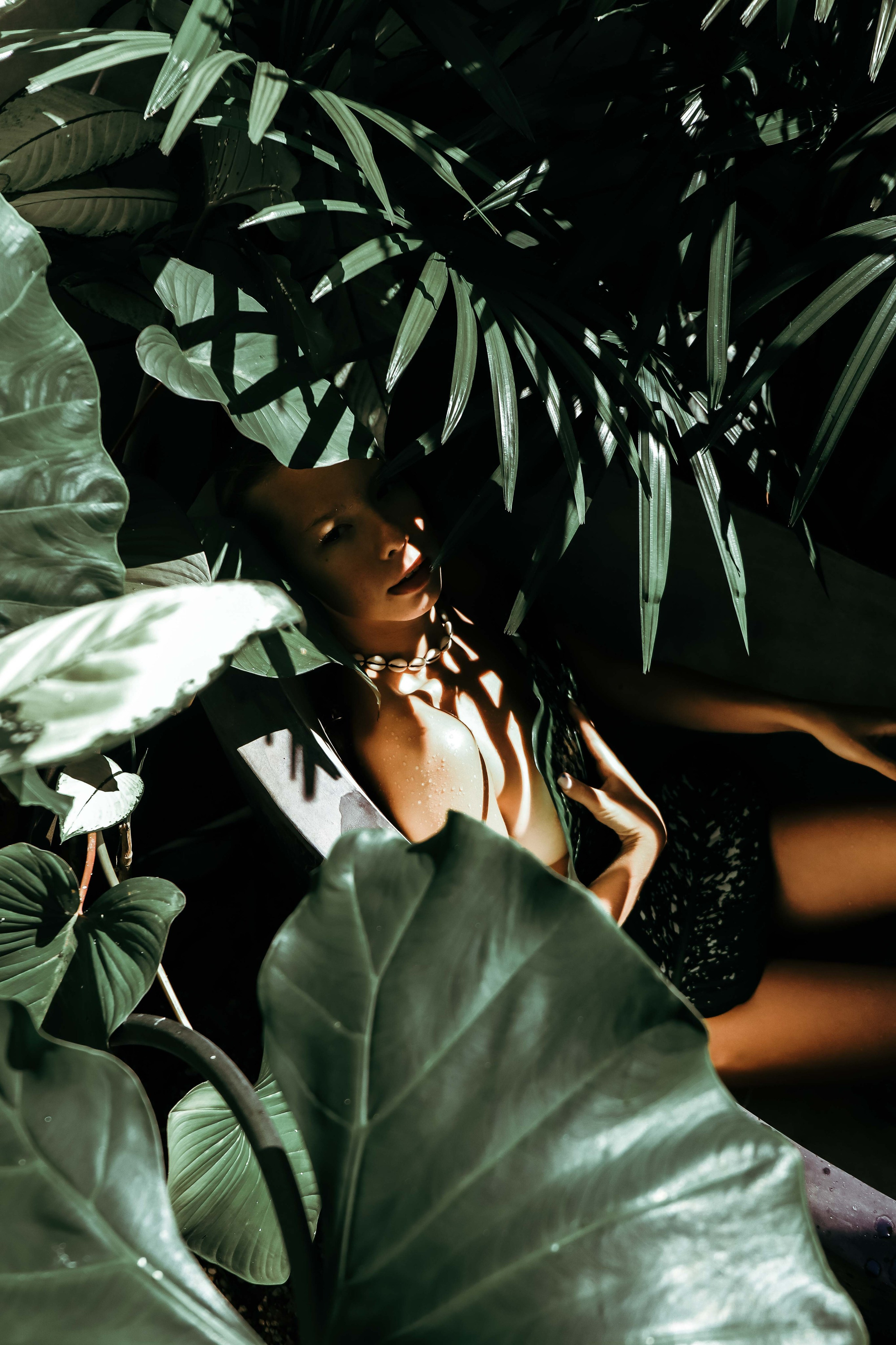 Эстетичная ню-фотосессия у бассейна в вилле Nirbana (Ахангама) | Яркие кадры с водой. Фотограф на Шри-Ланке