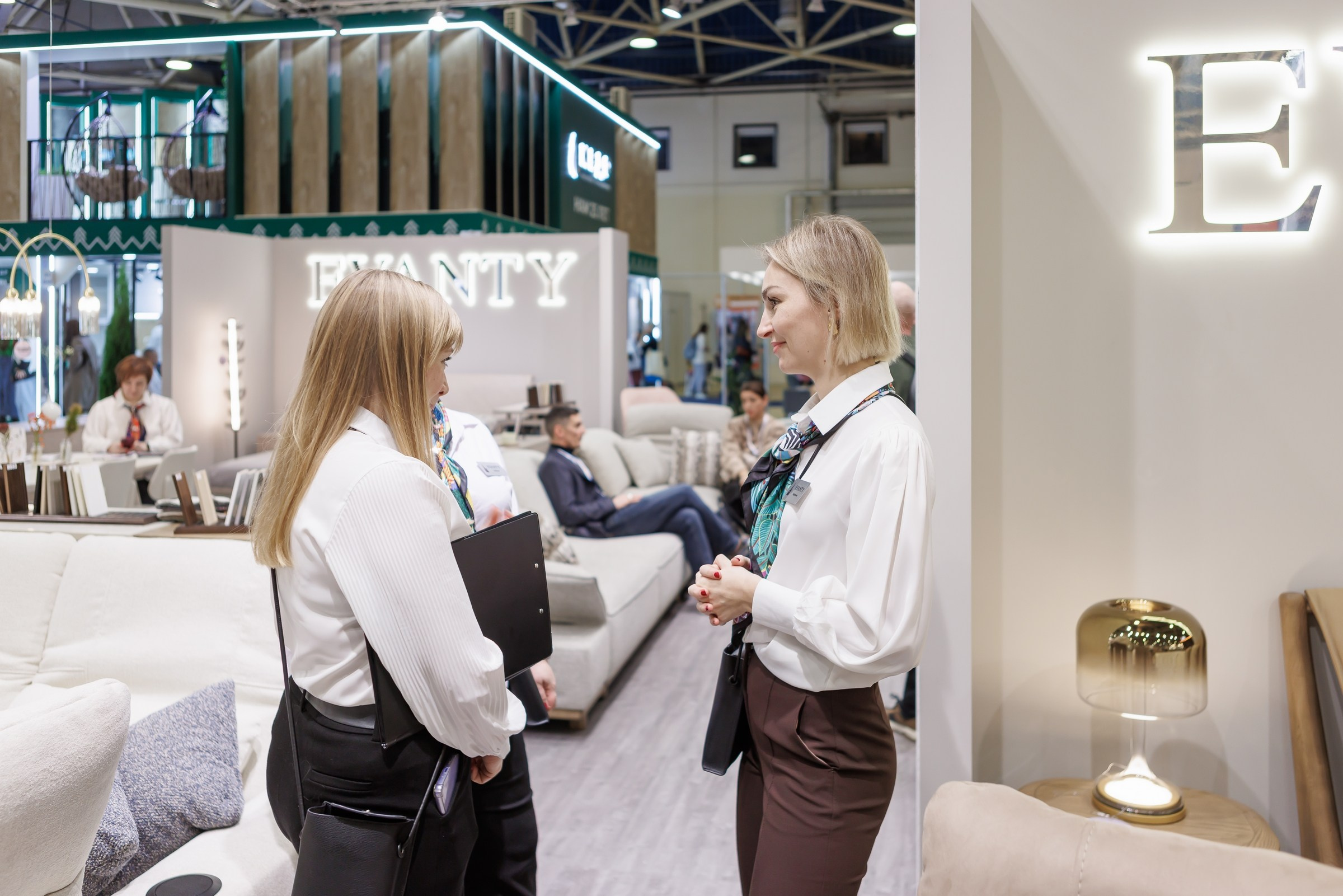 Работа большого стенда мебельной фабрики Evanty. Фотограф на выставку в Москве