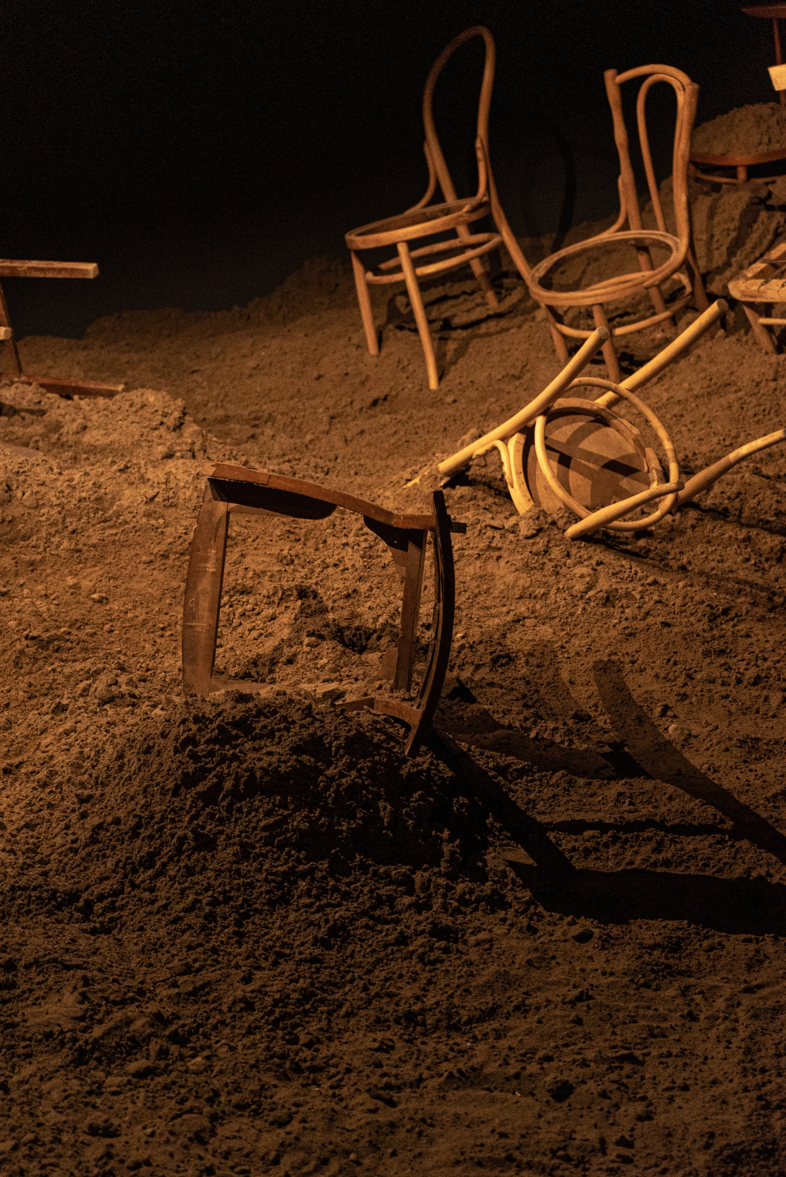 ОДИН СТУЛ, МНОГО СТУЛЬЕВ. Художественная группа «Нежные Бабы»