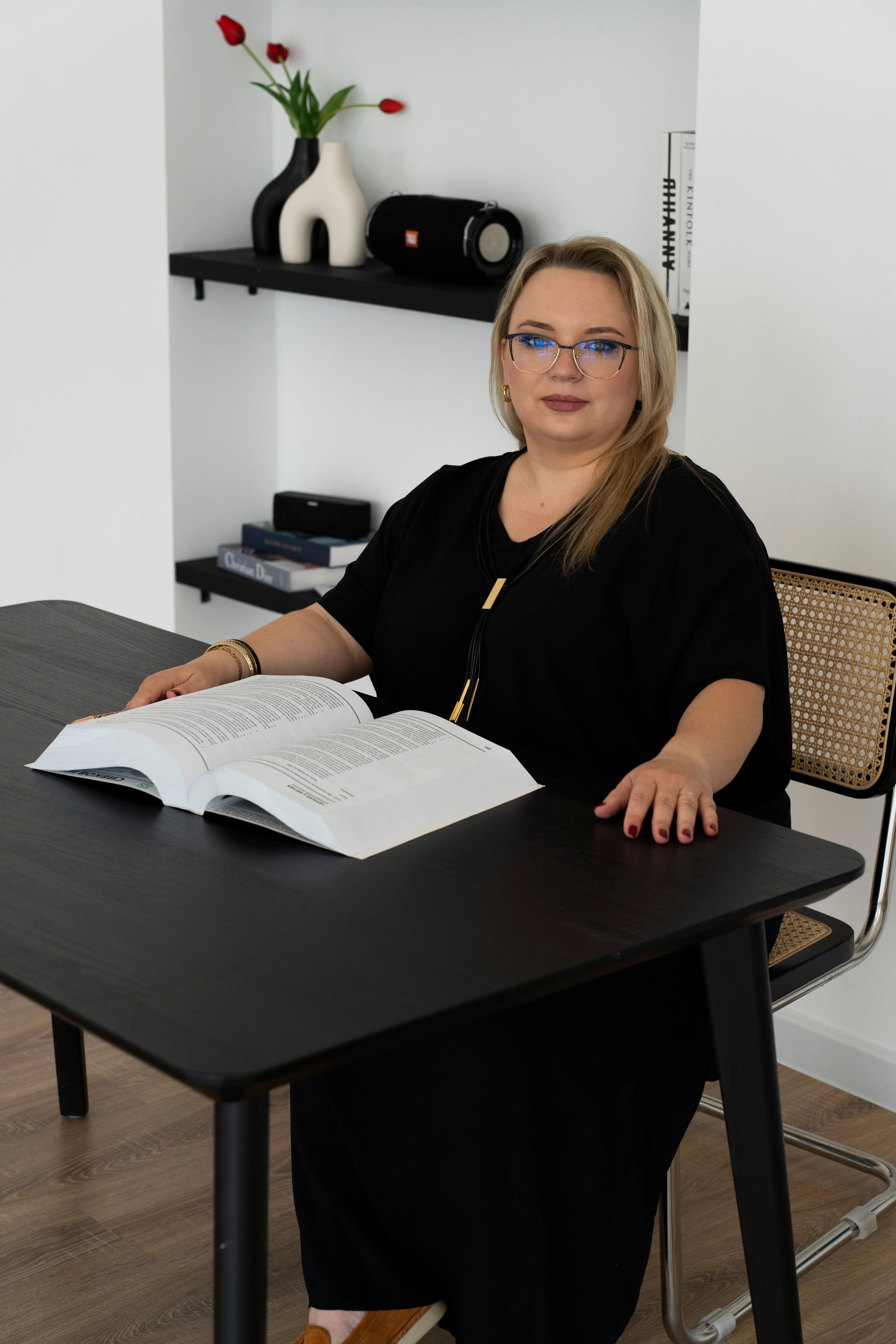 Анна. Владелица компании по бухгалтерскому учету. Главная