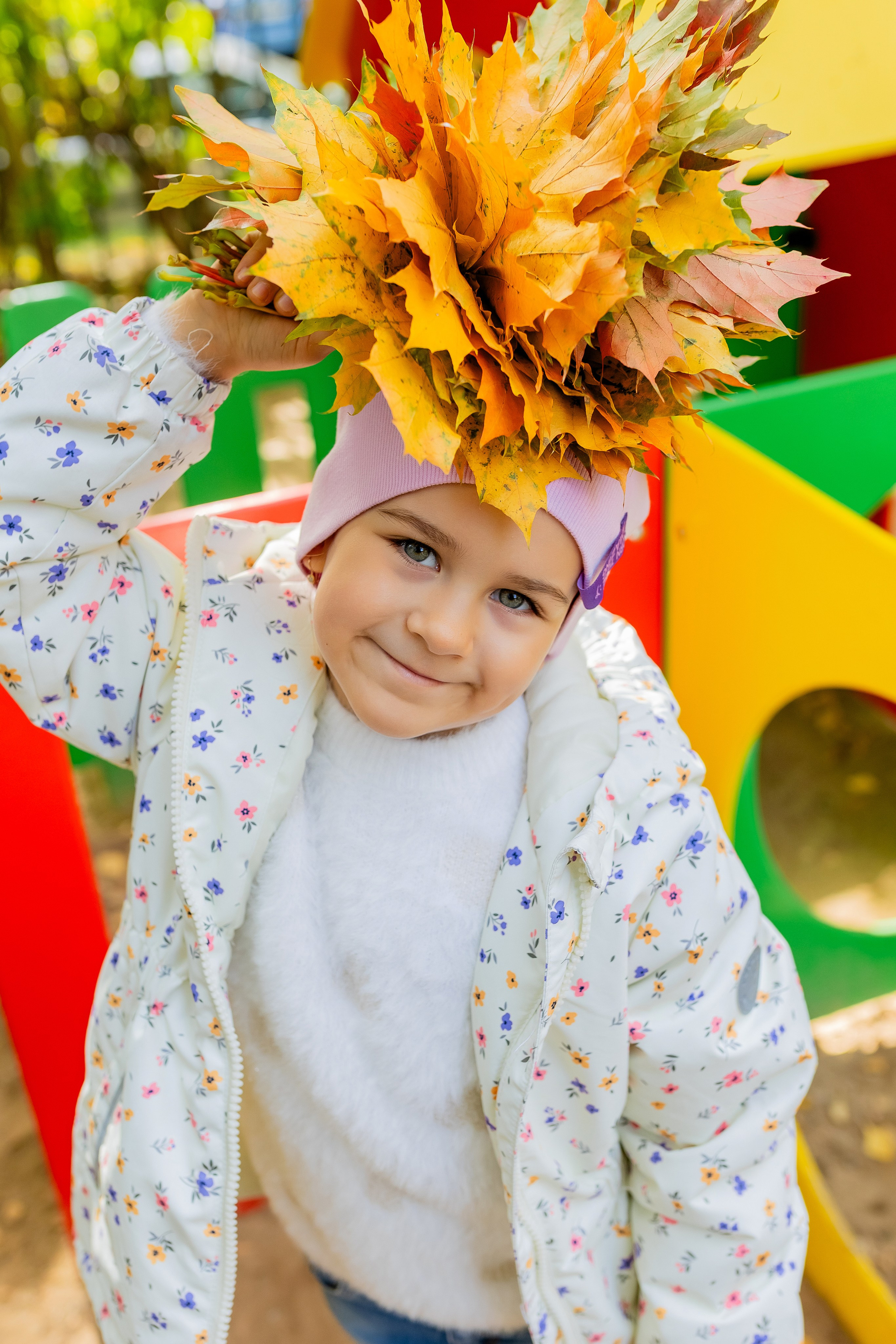 девочка с венком из листьев
