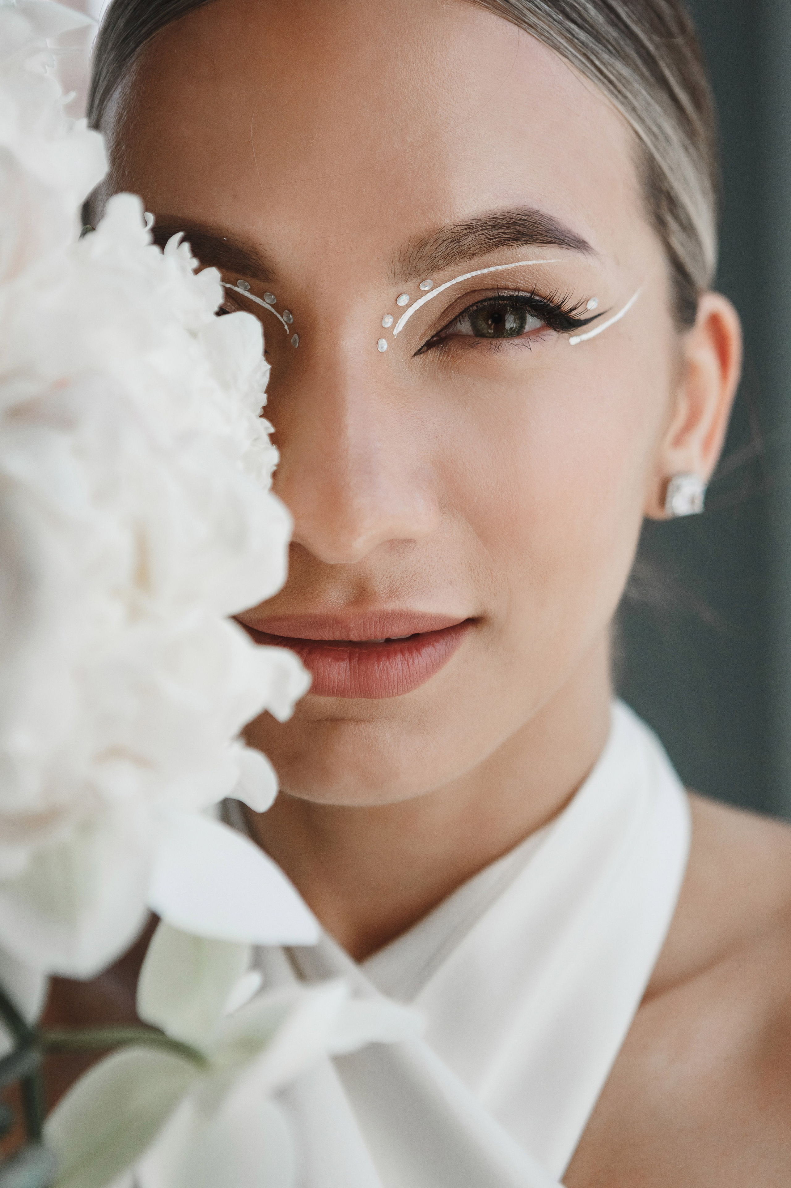 Портрет невесты с макияжем и белыми цветами, свадебная съёмка в Таганроге, фотограф Антон Бакарюк