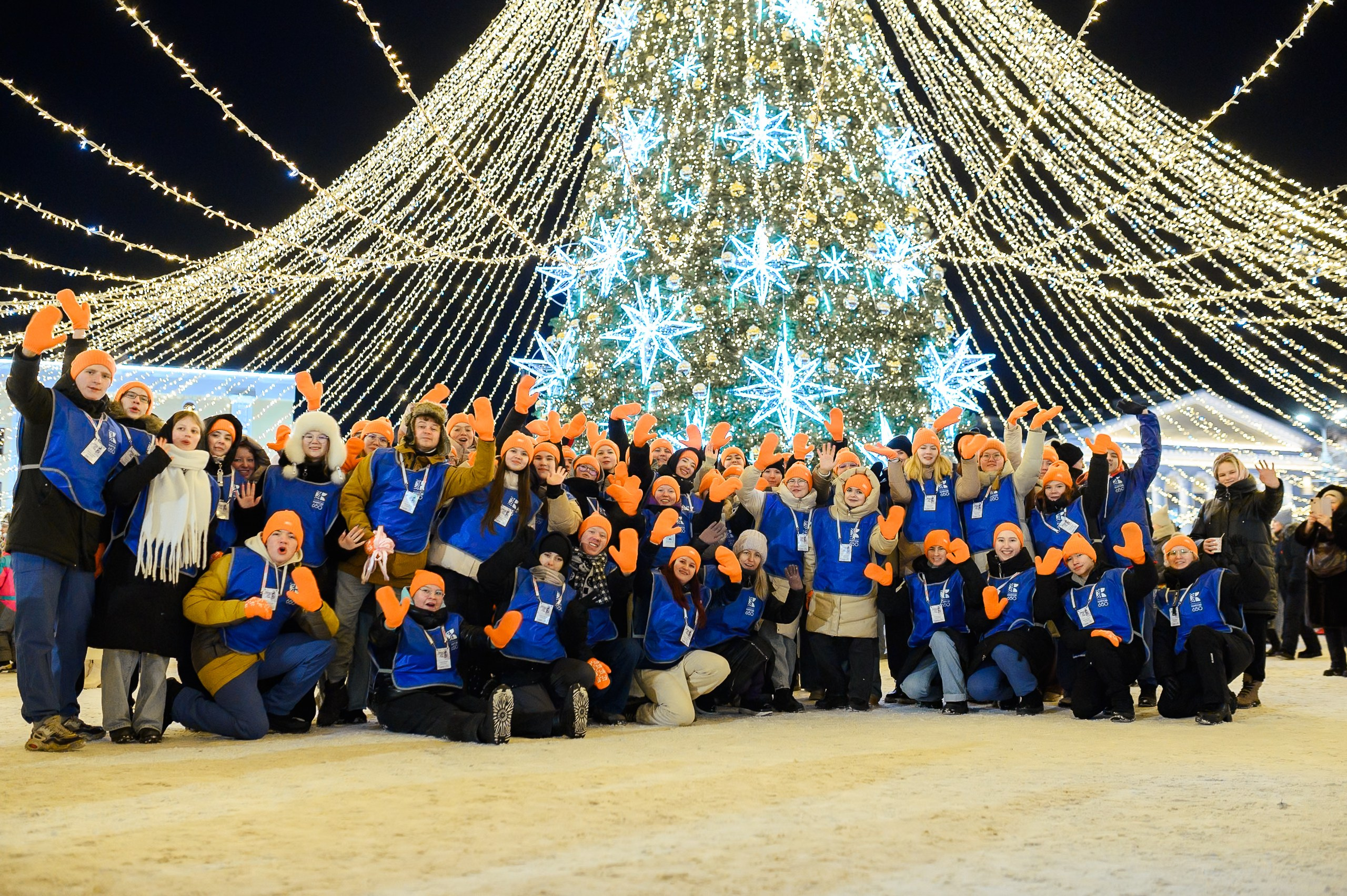 Новогодние волонтеры | Открытие Новогодней столицы Кирова 2025. Репортажный фотограф в Кирове Александр Лутошкин