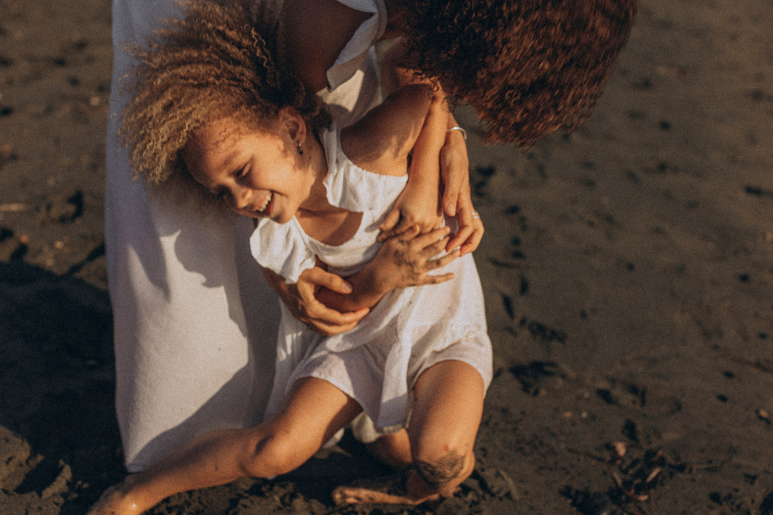 Sandy toes and family smiles. Katerina Nord | Wedding and Couple Photographer in Germany and Europe