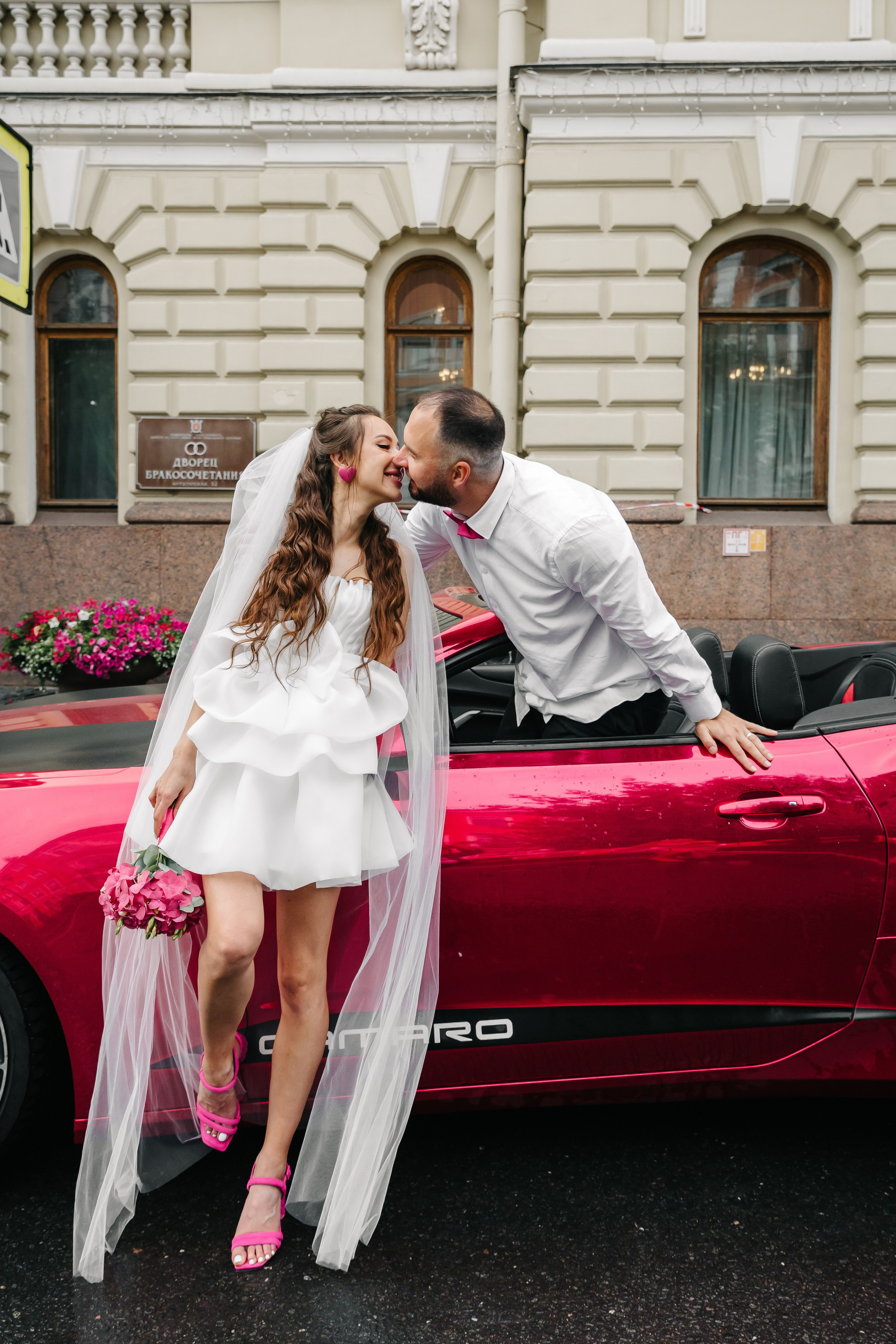 ДВОРЕЦ № 2 | Июль, кабриолет, академия Штиглица. Свадебный фотограф в Санкт-Петербурге Полина Корзухина