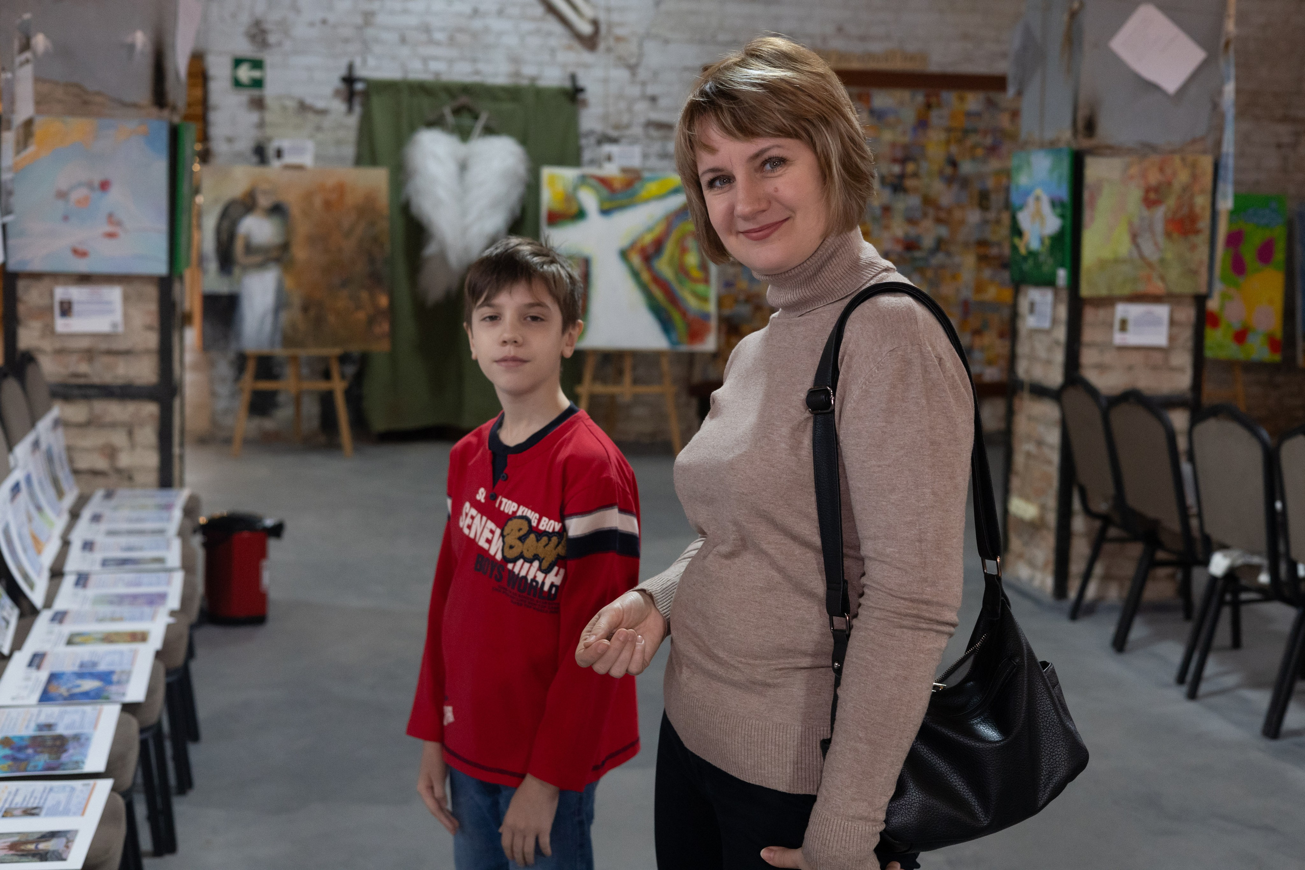 Выставка «АНГЕЛЫ МИРА». Фотограф Красноярск съемки лавстори, фотосессия в студии, портретная съемка, творческие фотосессии