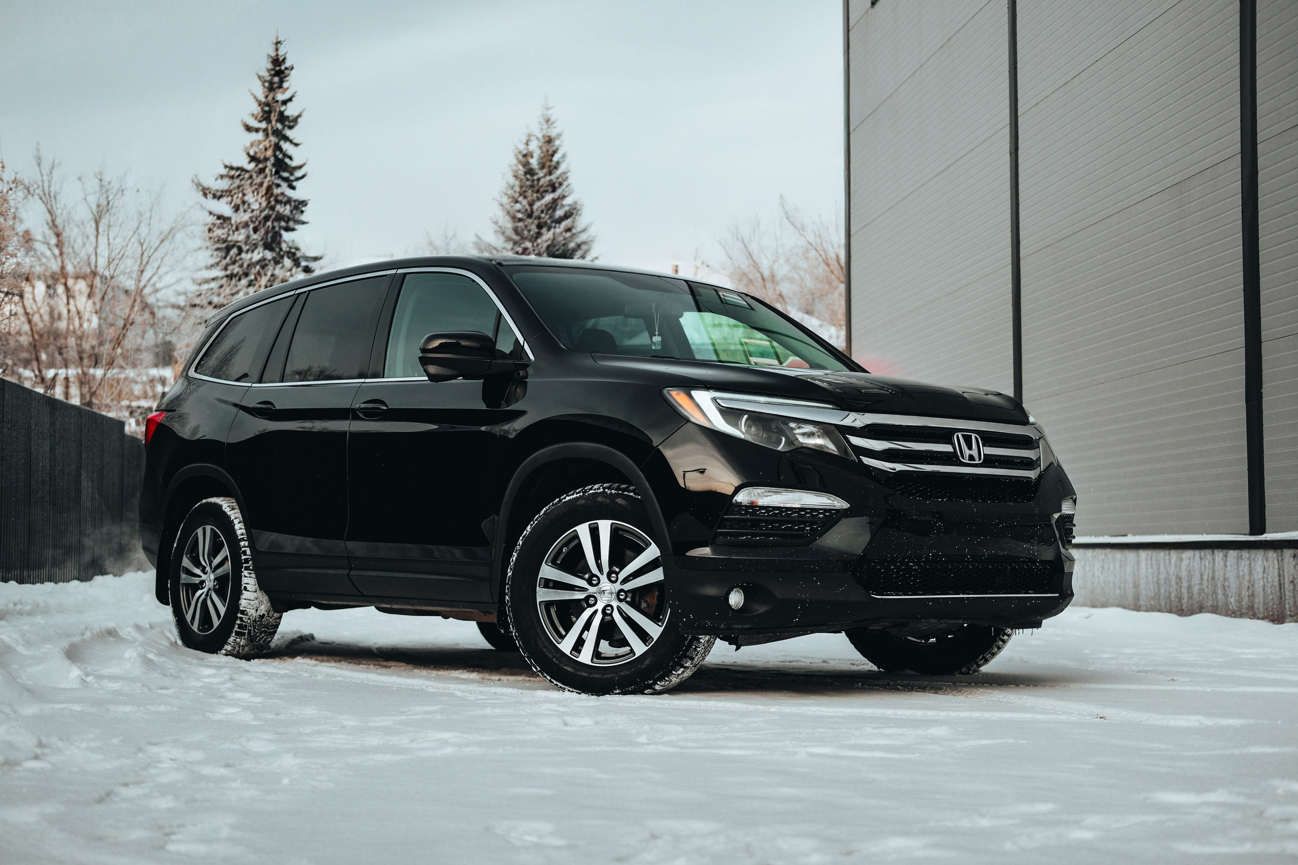 Профессиональная фотосессия Honda Pilot в Новосибирске. Автомобильный фотограф Чанчин Владимир: детальные снимки кузова, интерьера и динамики