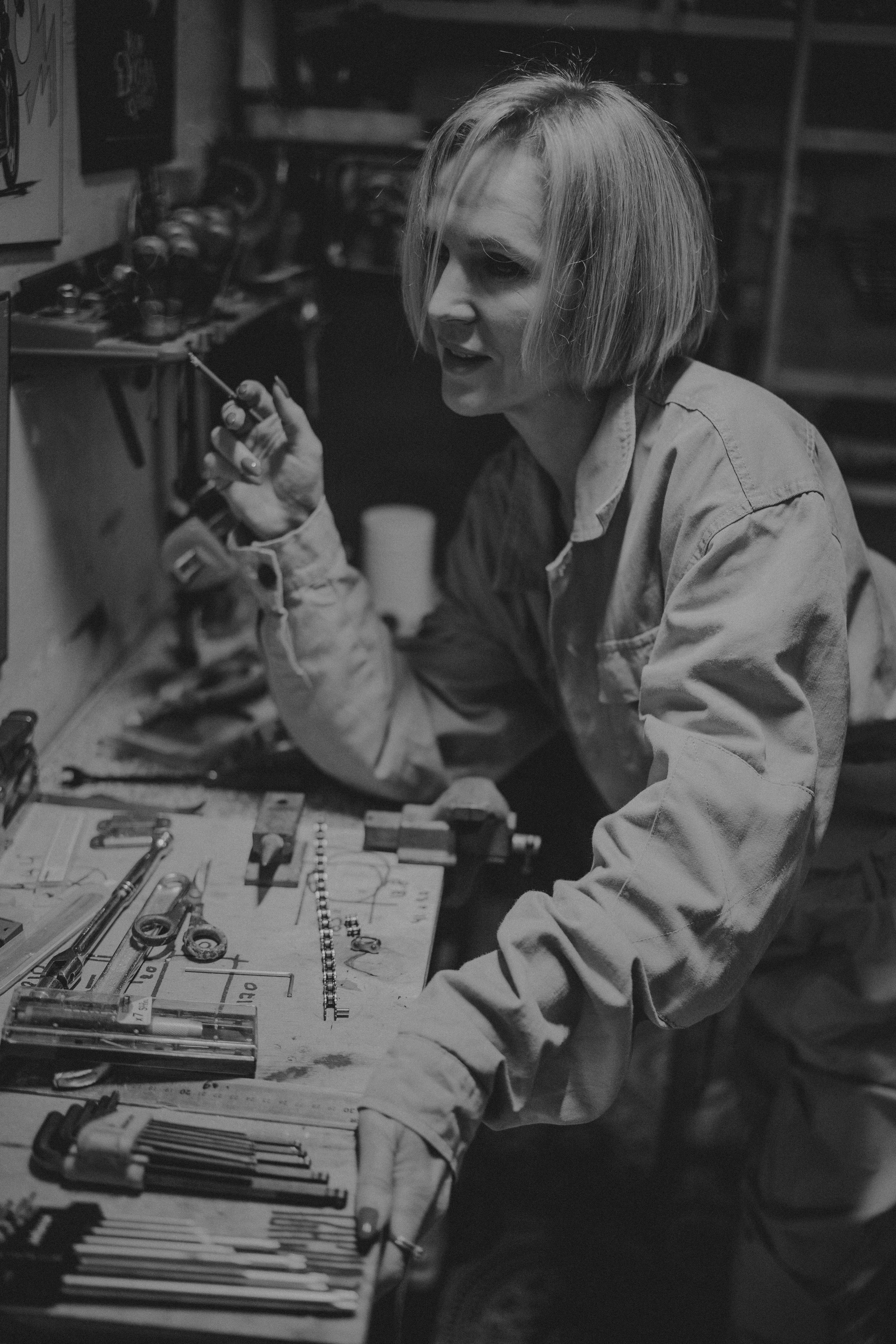 девушка в мастерской