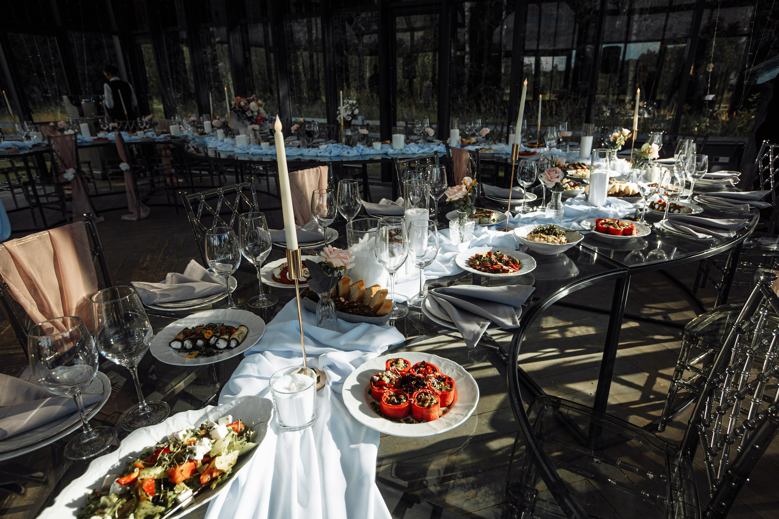 Украшение стола и зала перед приходом молодожёнов, фотограф Павел Кор, бронь даты онлайн на этом сайте со скидкой до конца месяца