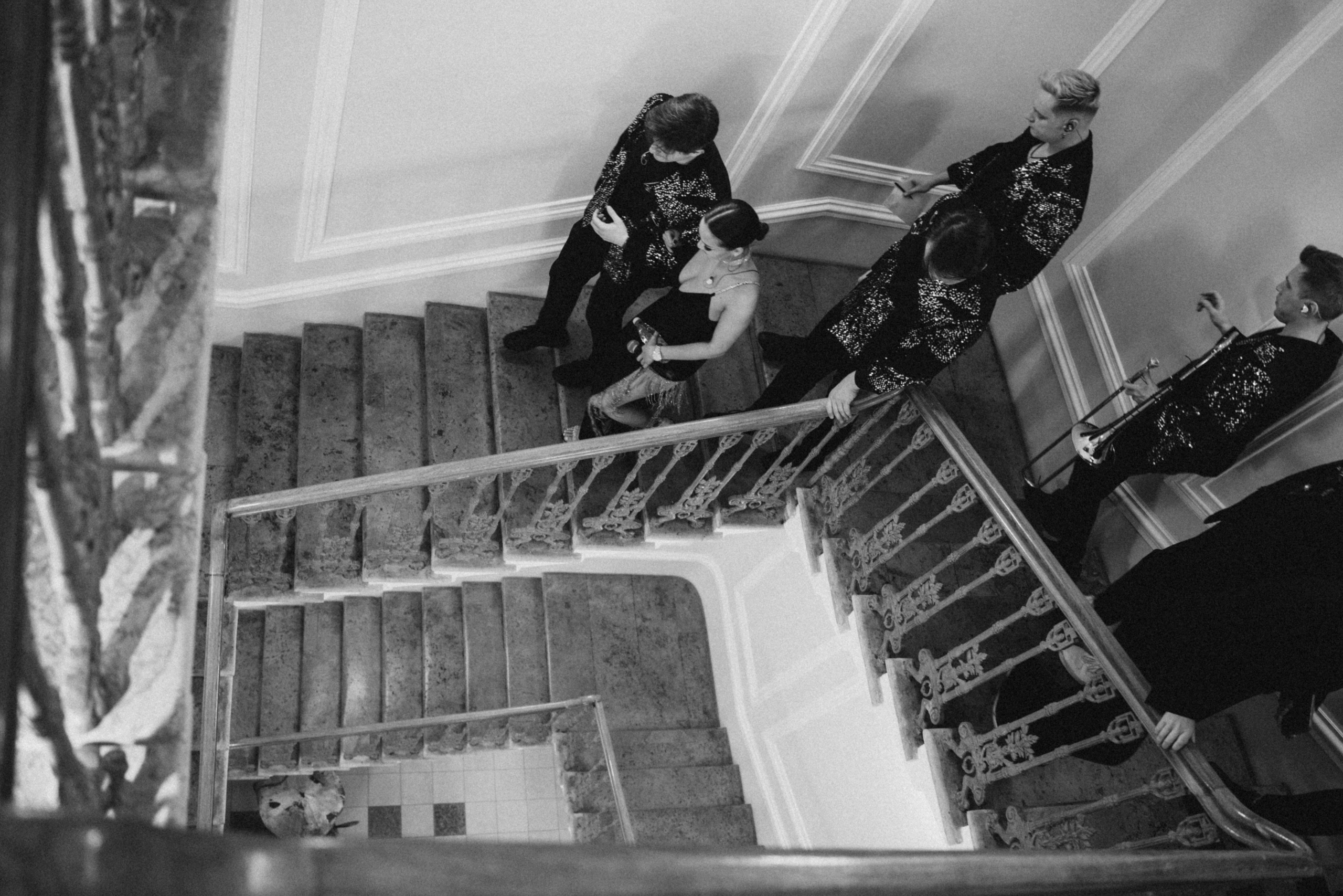 Веселые гости танцуют на свадебном банкете — репортажная съемка свадебных мероприятий в Москве с живыми эмоциями.