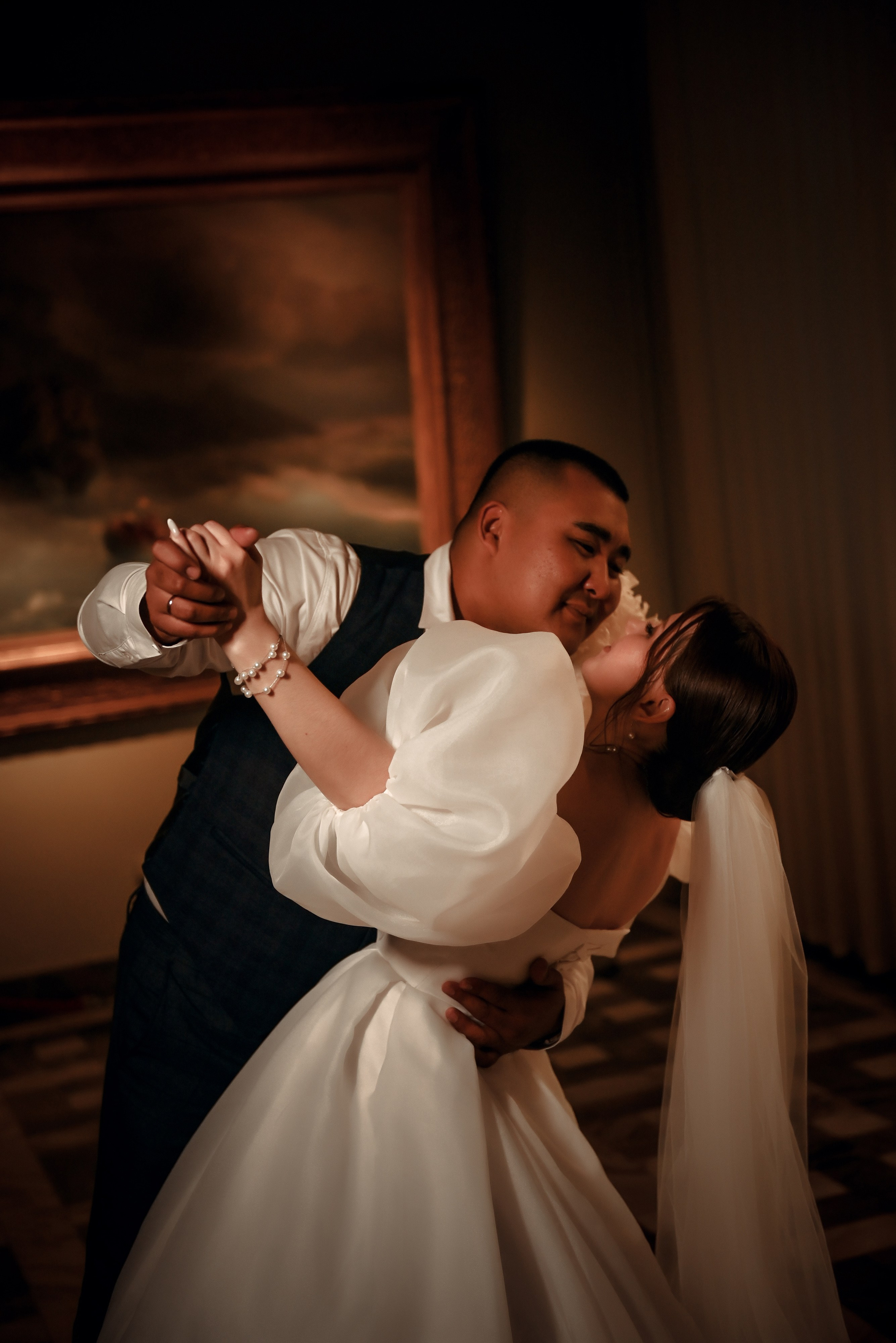 Небольшая свадебная серия в музее и прогулкой под дождем Эльмиры и Ризата. Свадебный, семейный, детский, контент фотограф в Омске Максим Ильин