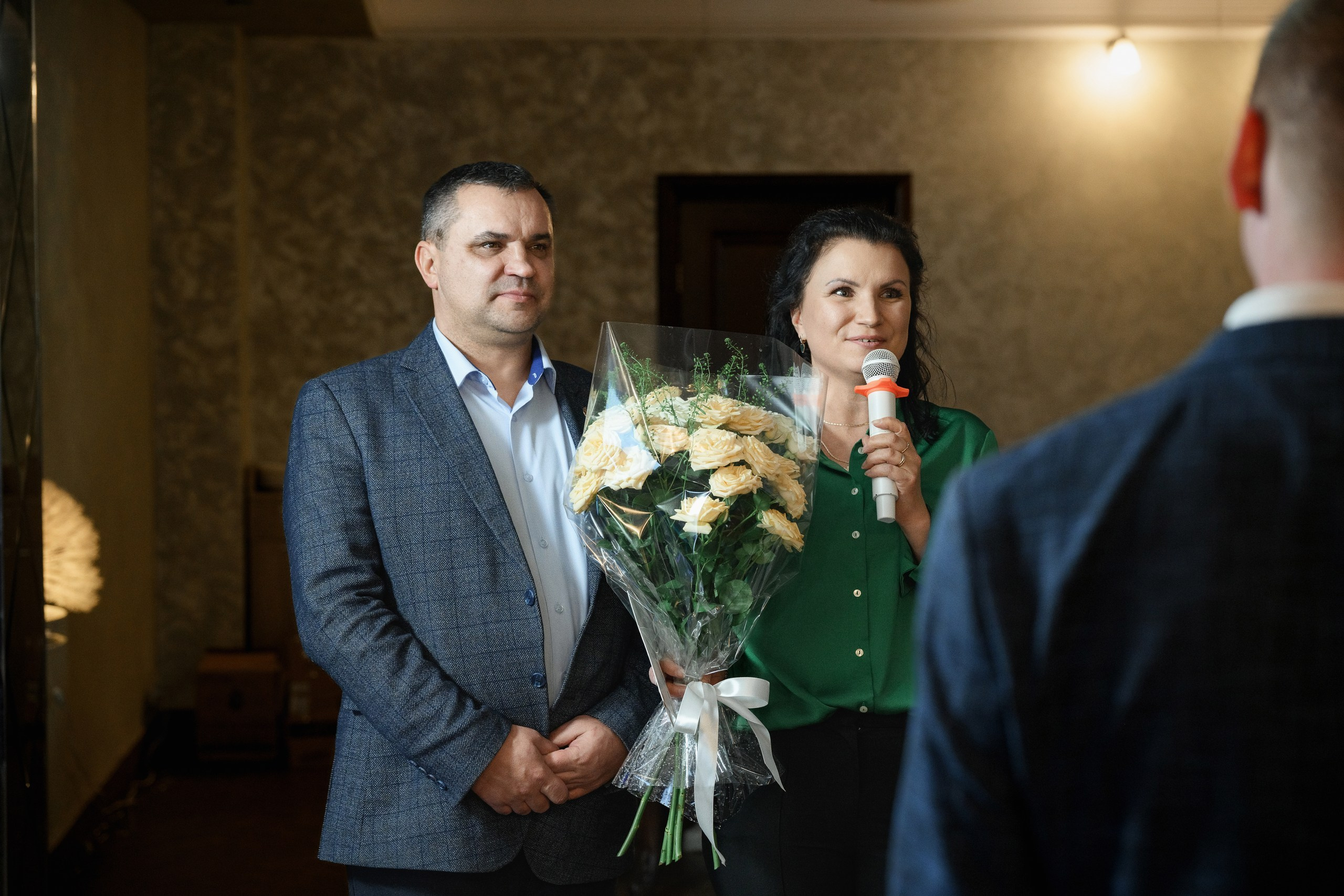 Фотографии свадьбы в Петропавловске-Камчатском на фоне заснеженных вулканов. Свадебная фотосессия в суровых и прекрасных условиях Камчатки. Профессиональная съемка церемонии и первого семейного торжества. Яркие и эмоциональные кадры свадьбы с видами на Авачинскую бухту. Стоимость и детали организации свадебной фотосессии в Петропавловске-Камчатском.