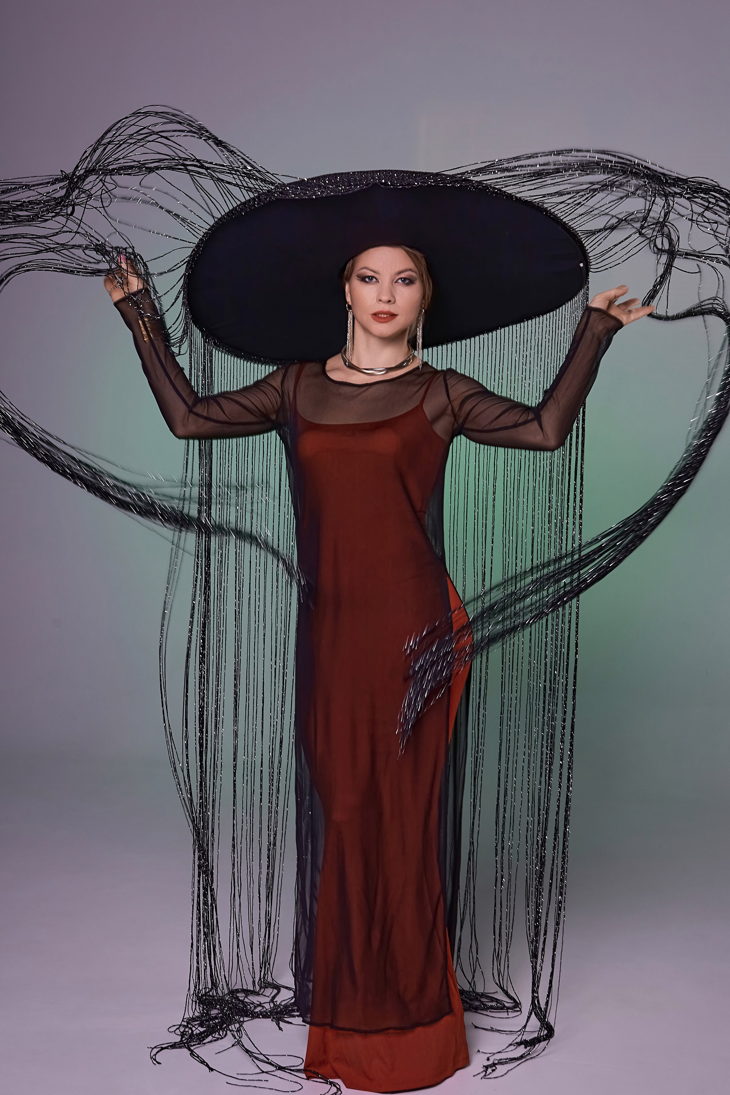 Фото портрета  в студии со  съемки с импульсным светом