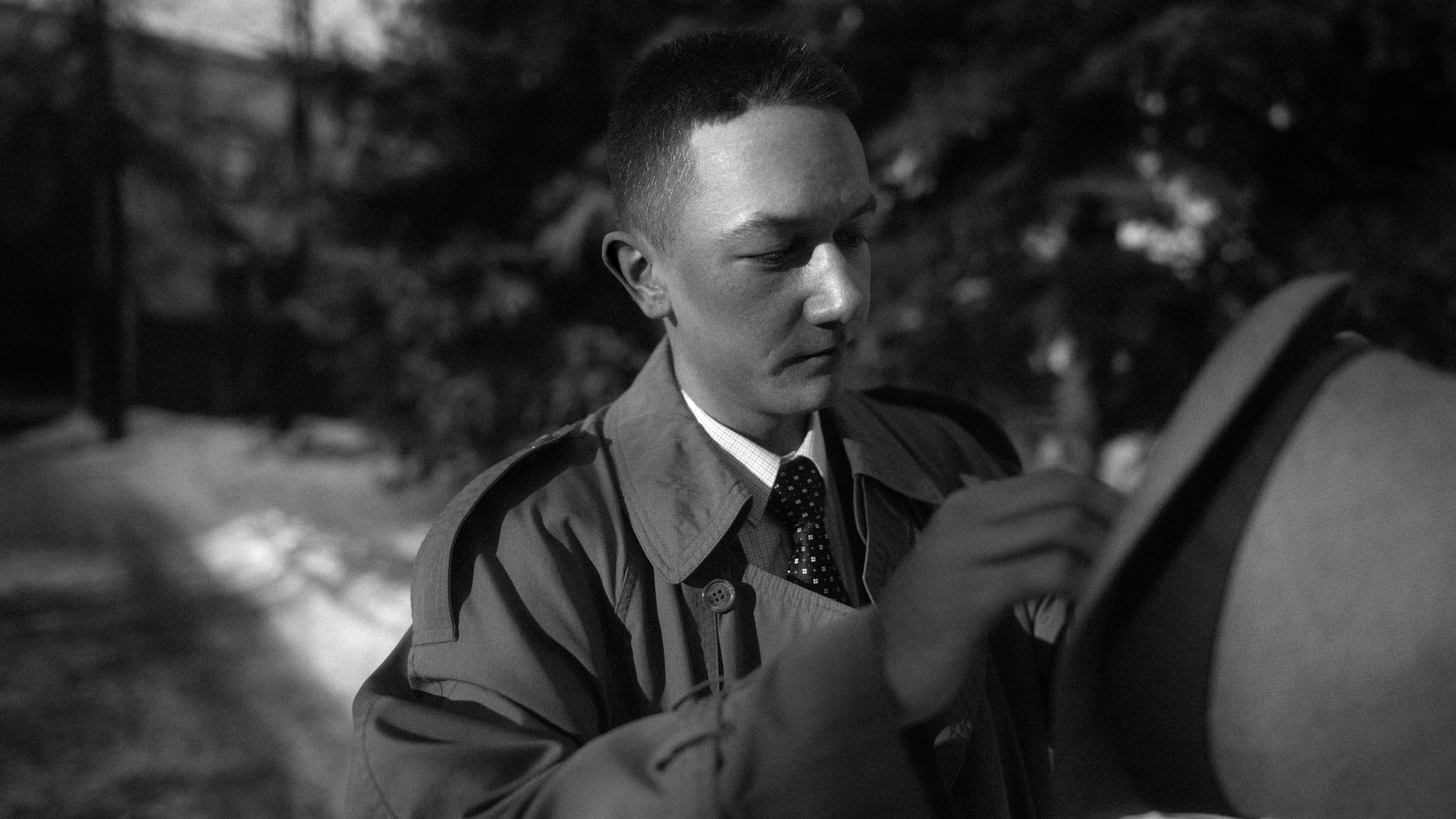 Мужская прогулочная фотосесся с Эриком в стиле фильма Оппенгеймер