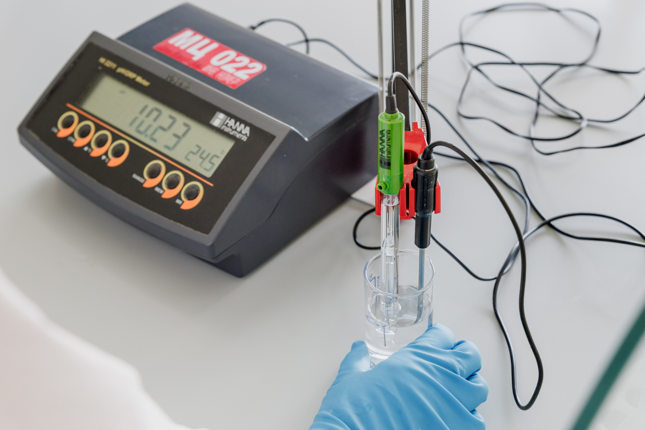 Контроль качества пищевых добавок в лаборатории компании, производственная съёмка