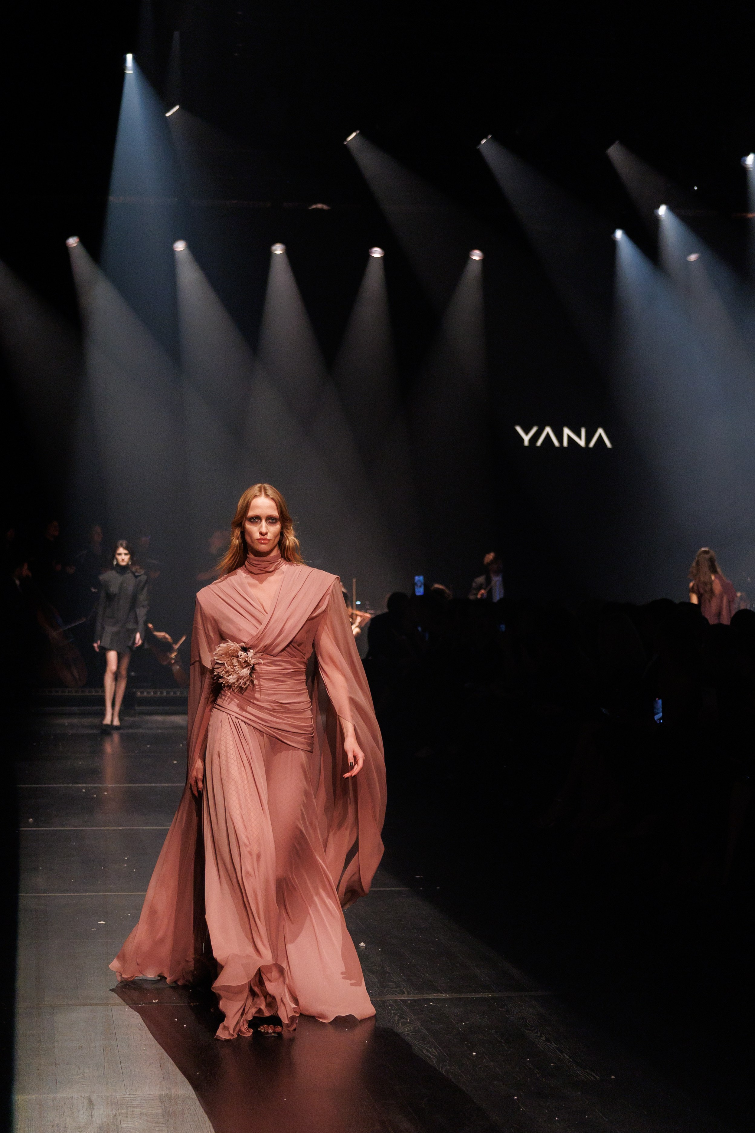 «Снежный Бал» Яны Раскаваловой. «Птичка на проводе»: информационный портал в Москве