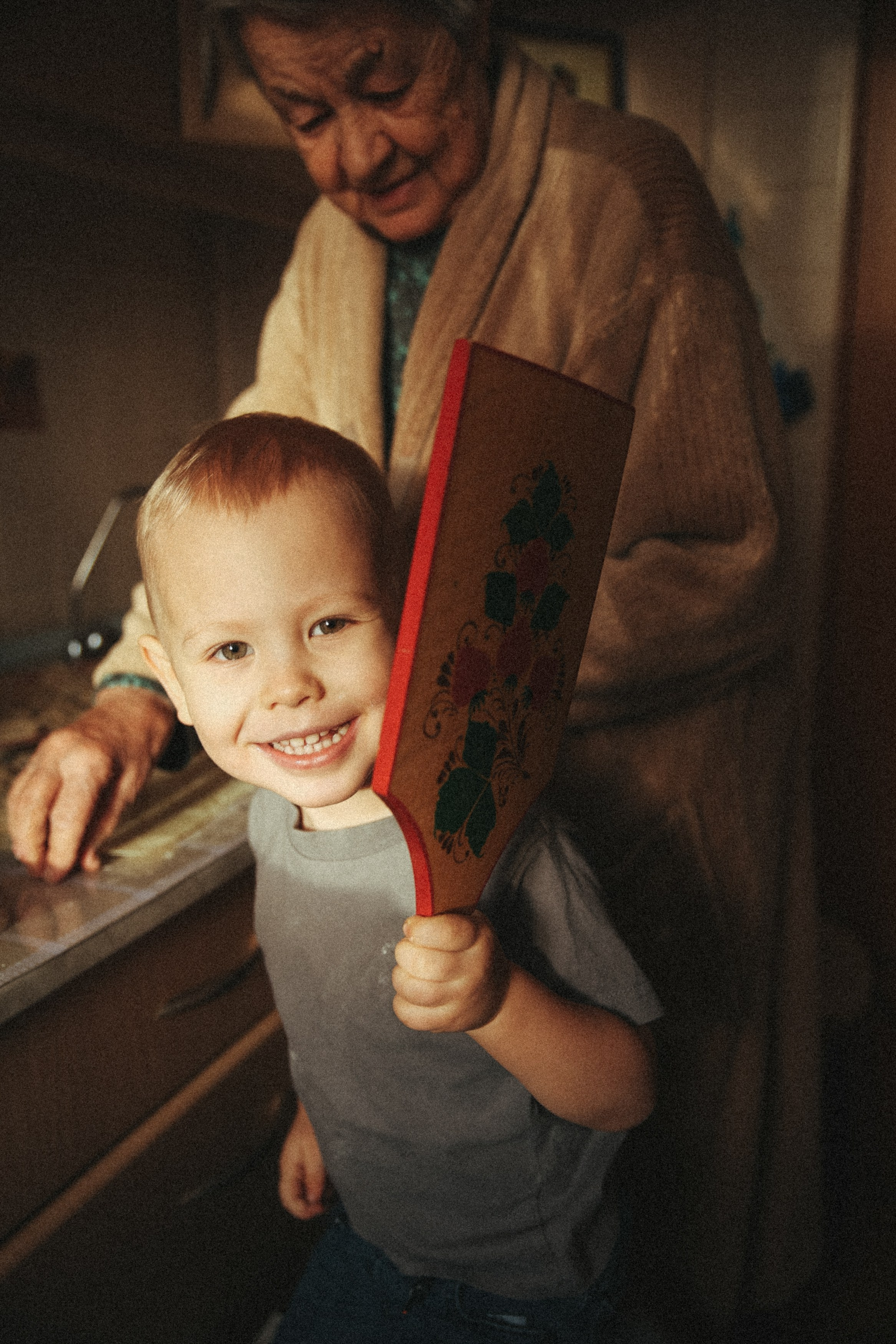 Семейная фотосессия домашняя фотосессия бабушка в гостях у бабушки. Фотограф Владимир Москва